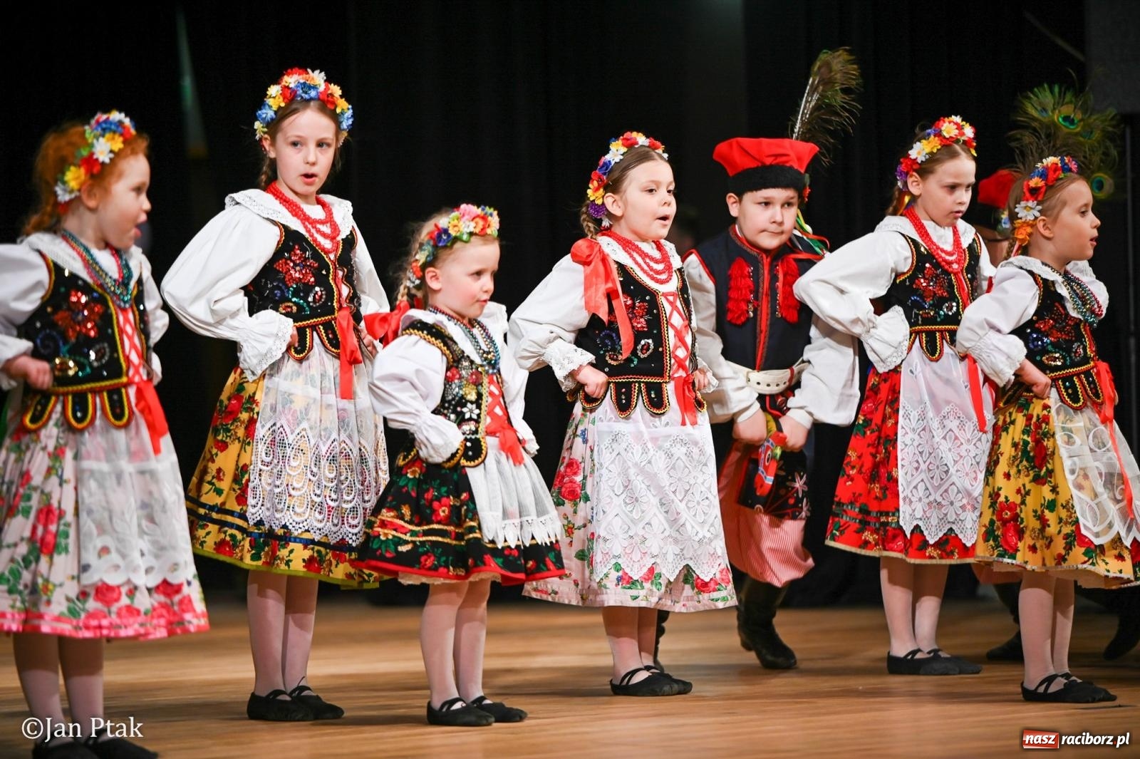 Zdjęcie w galerii na portalu naszraciborz.pl: Taneczna podróż przez siedem regionów Polski na deskach RCK wiadomości z regionu