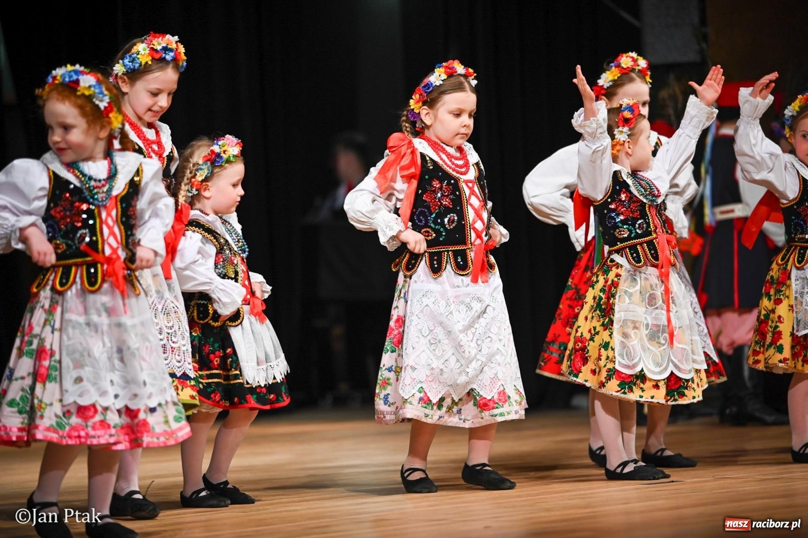 Zdjęcie w galerii na portalu naszraciborz.pl: Taneczna podróż przez siedem regionów Polski na deskach RCK wiadomości z regionu