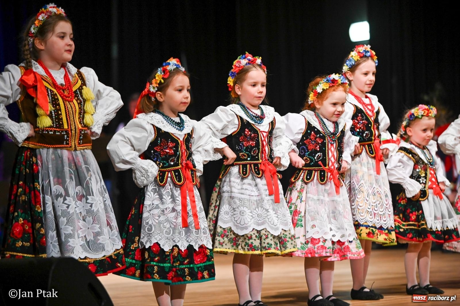 Zdjęcie w galerii na portalu naszraciborz.pl: Taneczna podróż przez siedem regionów Polski na deskach RCK wiadomości z regionu