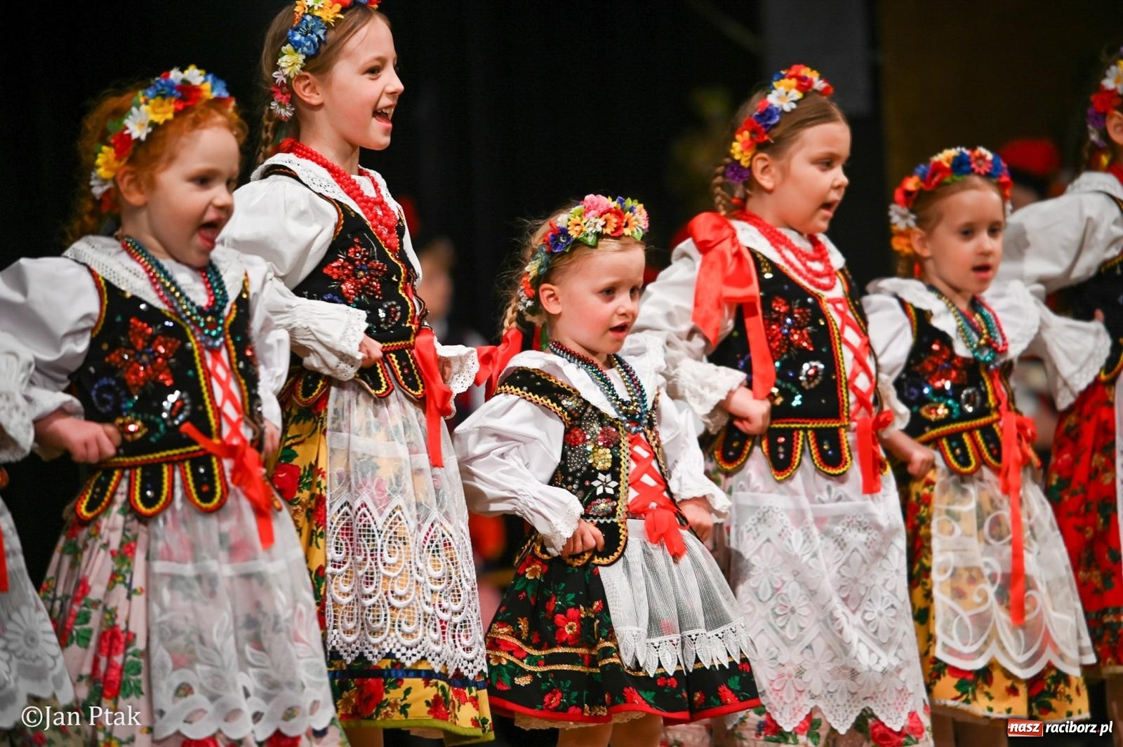 Zdjęcie w galerii na portalu naszraciborz.pl: Taneczna podróż przez siedem regionów Polski na deskach RCK wiadomości z regionu