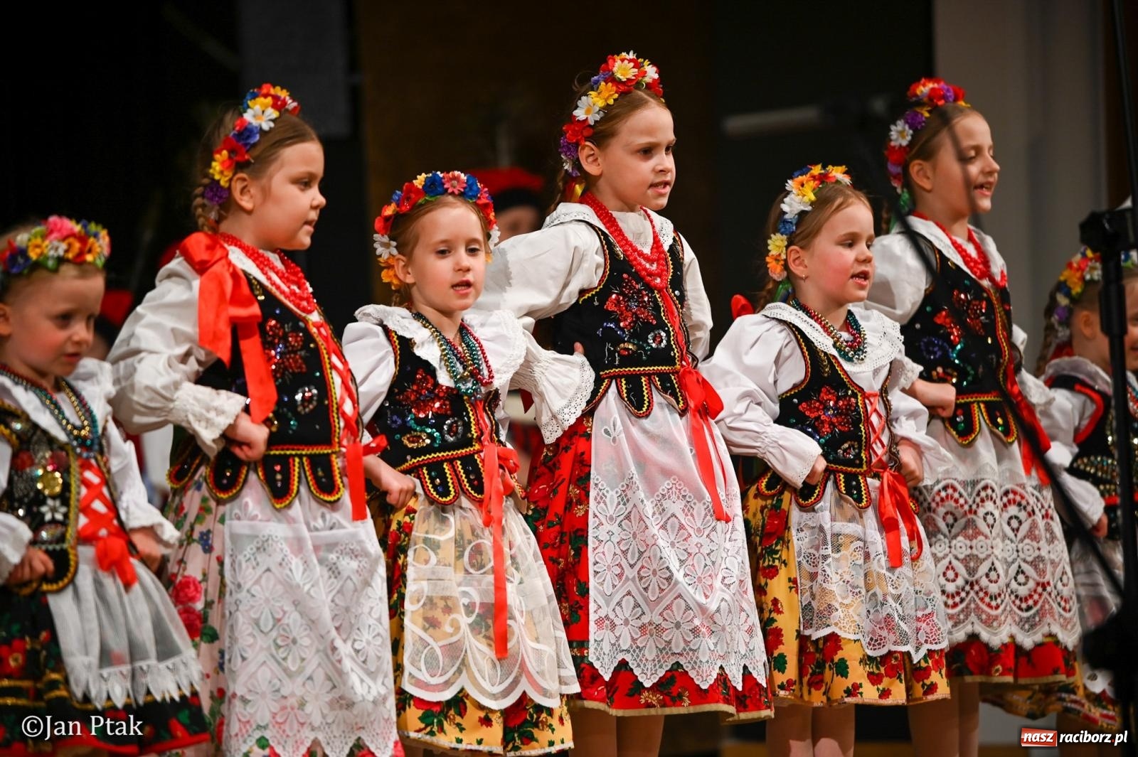 Zdjęcie w galerii na portalu naszraciborz.pl: Taneczna podróż przez siedem regionów Polski na deskach RCK wiadomości z regionu