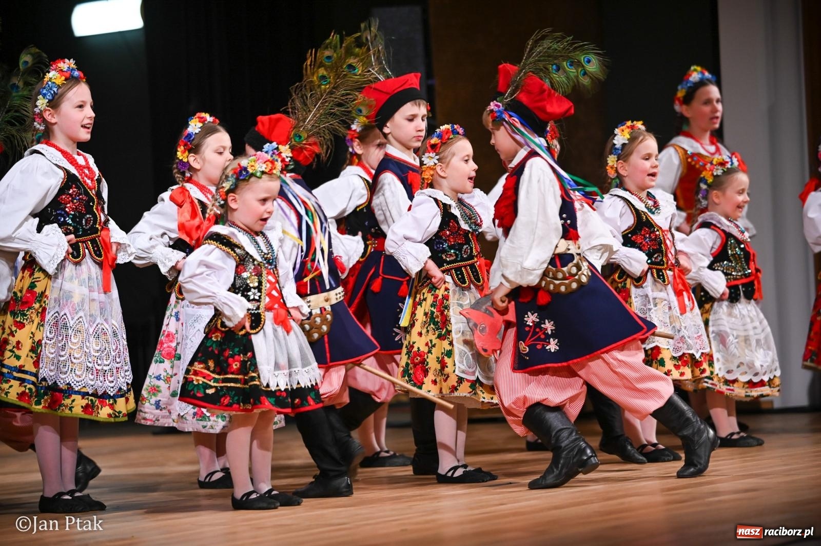 Zdjęcie w galerii na portalu naszraciborz.pl: Taneczna podróż przez siedem regionów Polski na deskach RCK wiadomości z regionu