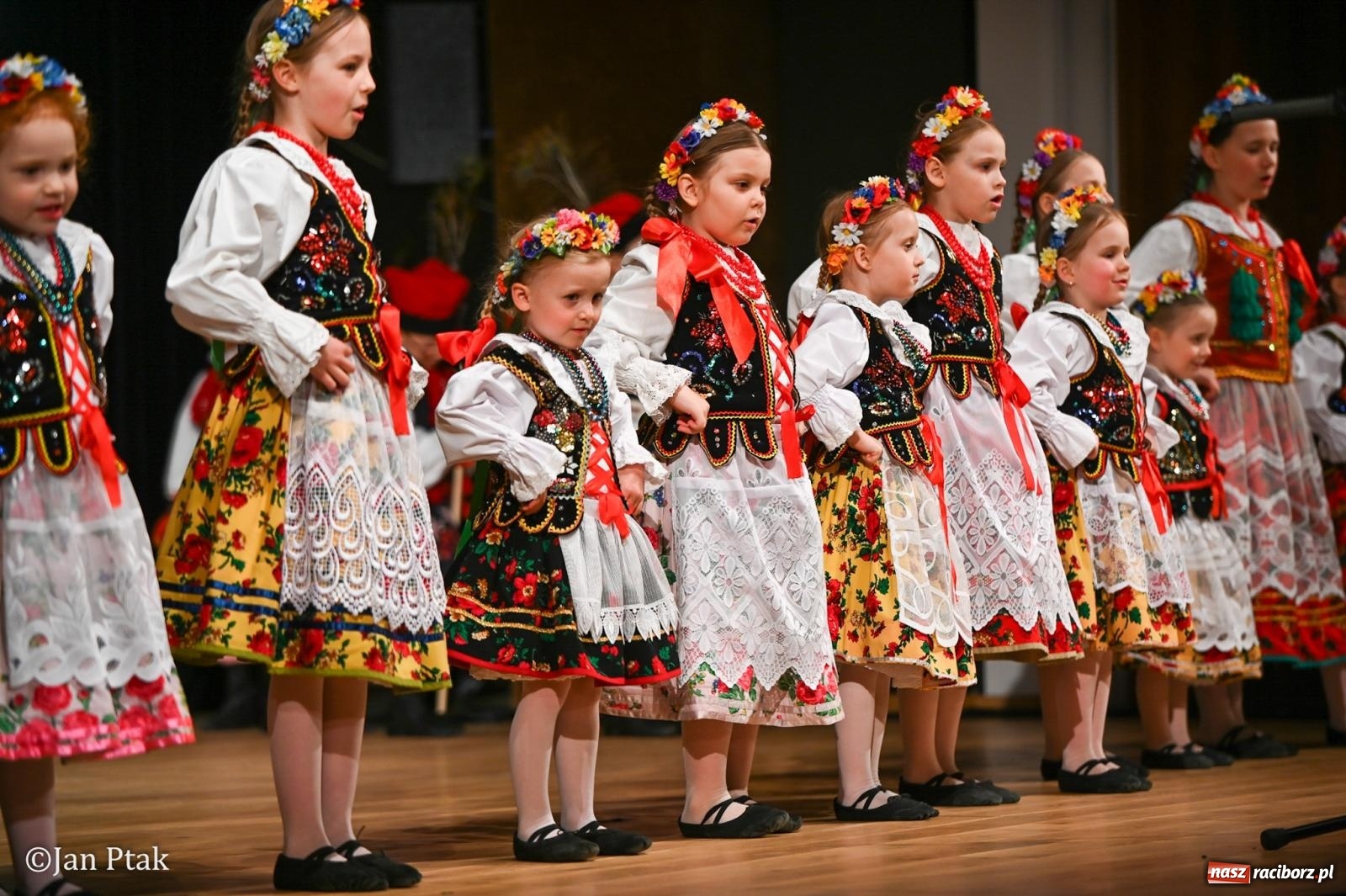 Zdjęcie w galerii na portalu naszraciborz.pl: Taneczna podróż przez siedem regionów Polski na deskach RCK wiadomości z regionu