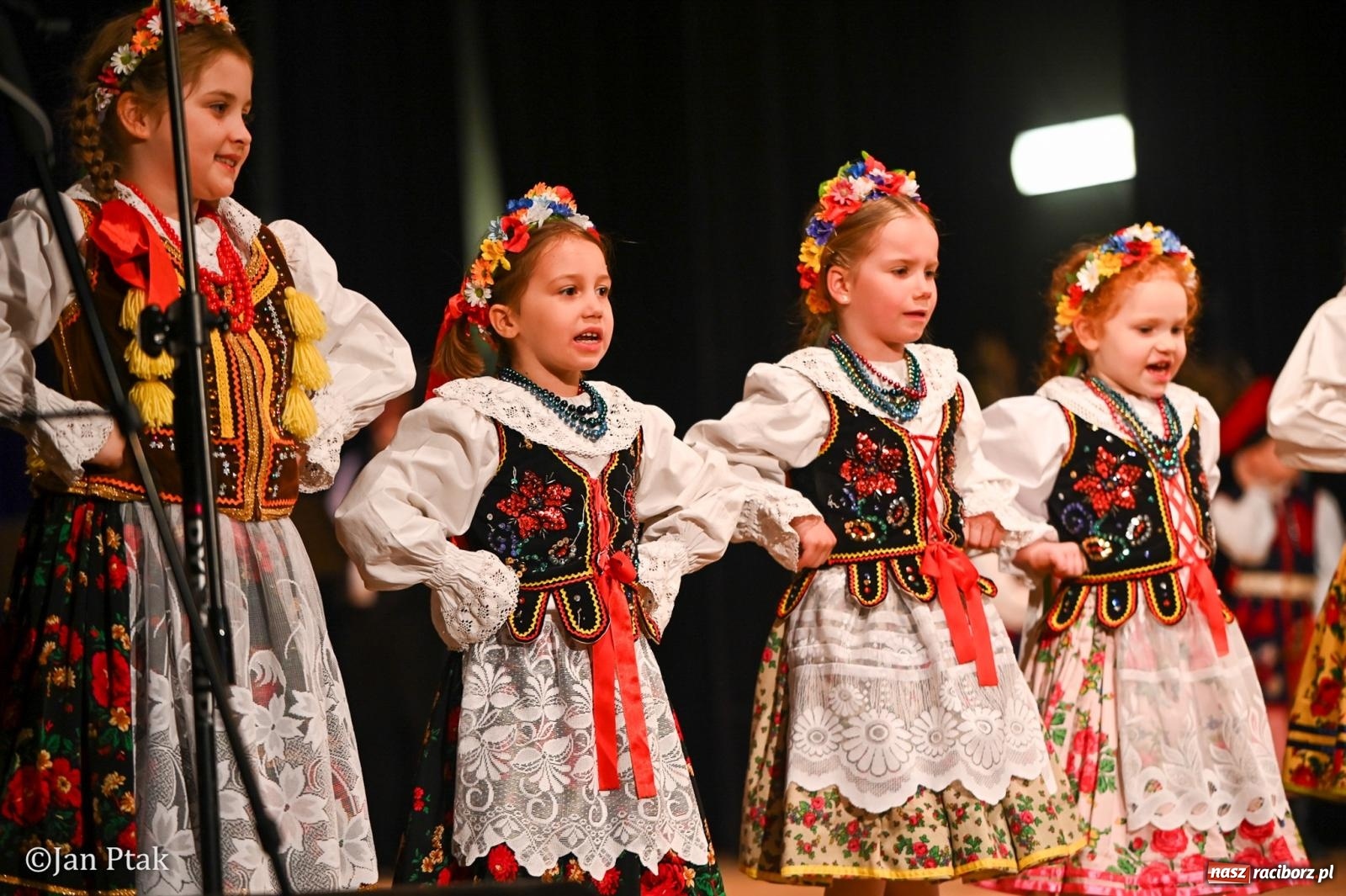 Zdjęcie w galerii na portalu naszraciborz.pl: Taneczna podróż przez siedem regionów Polski na deskach RCK wiadomości z regionu