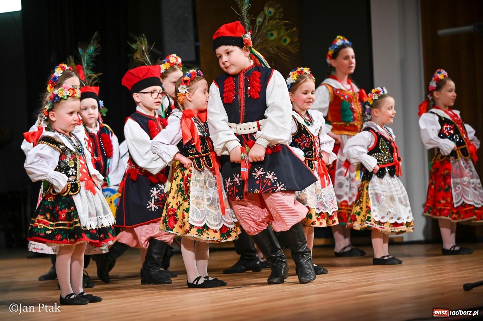 Zdjęcie w galerii na portalu naszraciborz.pl: Taneczna podróż przez siedem regionów Polski na deskach RCK wiadomości z regionu