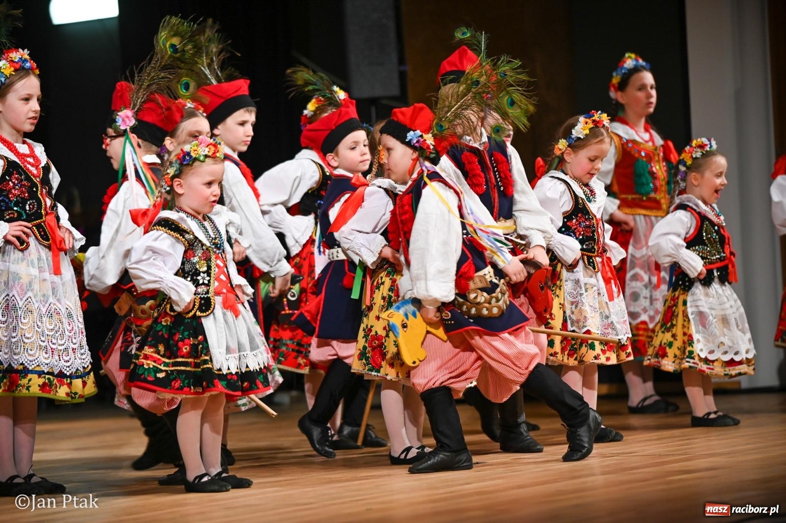 Zdjęcie w galerii na portalu naszraciborz.pl: Taneczna podróż przez siedem regionów Polski na deskach RCK wiadomości z regionu