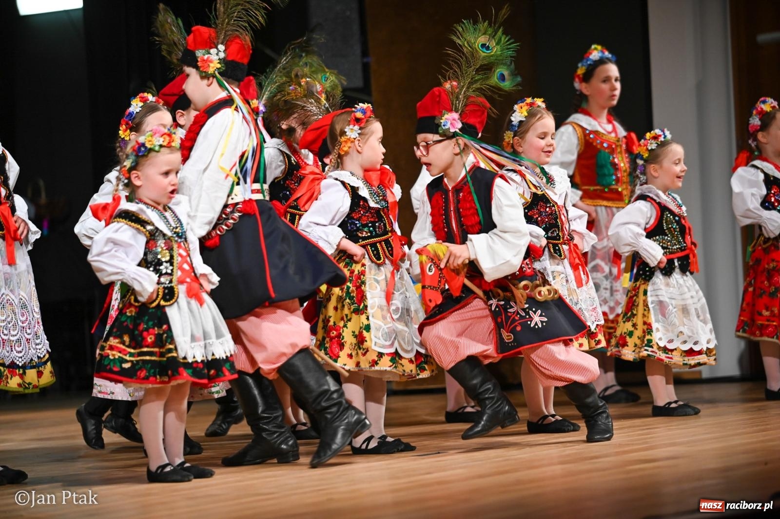 Zdjęcie w galerii na portalu naszraciborz.pl: Taneczna podróż przez siedem regionów Polski na deskach RCK wiadomości z regionu