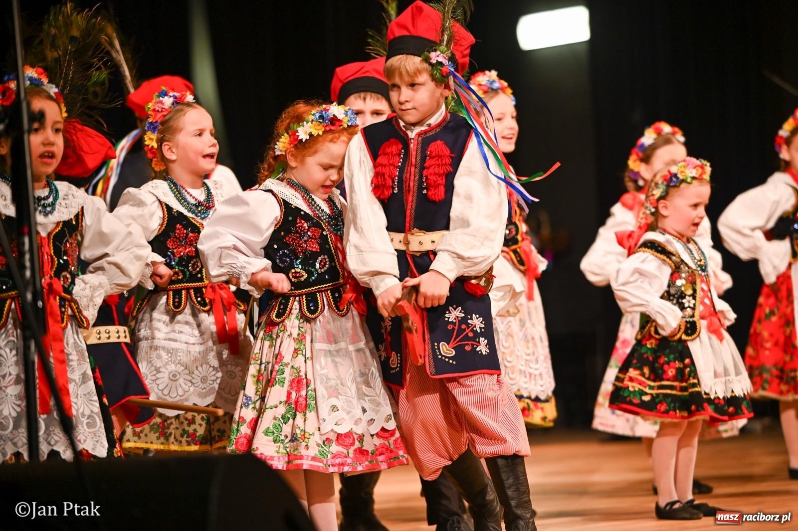 Zdjęcie w galerii na portalu naszraciborz.pl: Taneczna podróż przez siedem regionów Polski na deskach RCK wiadomości z regionu