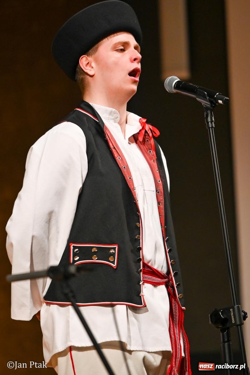 Zdjęcie w galerii na portalu naszraciborz.pl: Taneczna podróż przez siedem regionów Polski na deskach RCK wiadomości z regionu