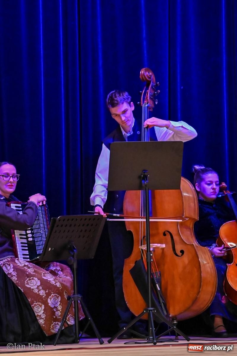 Zdjęcie w galerii na portalu naszraciborz.pl: Taneczna podróż przez siedem regionów Polski na deskach RCK wiadomości z regionu