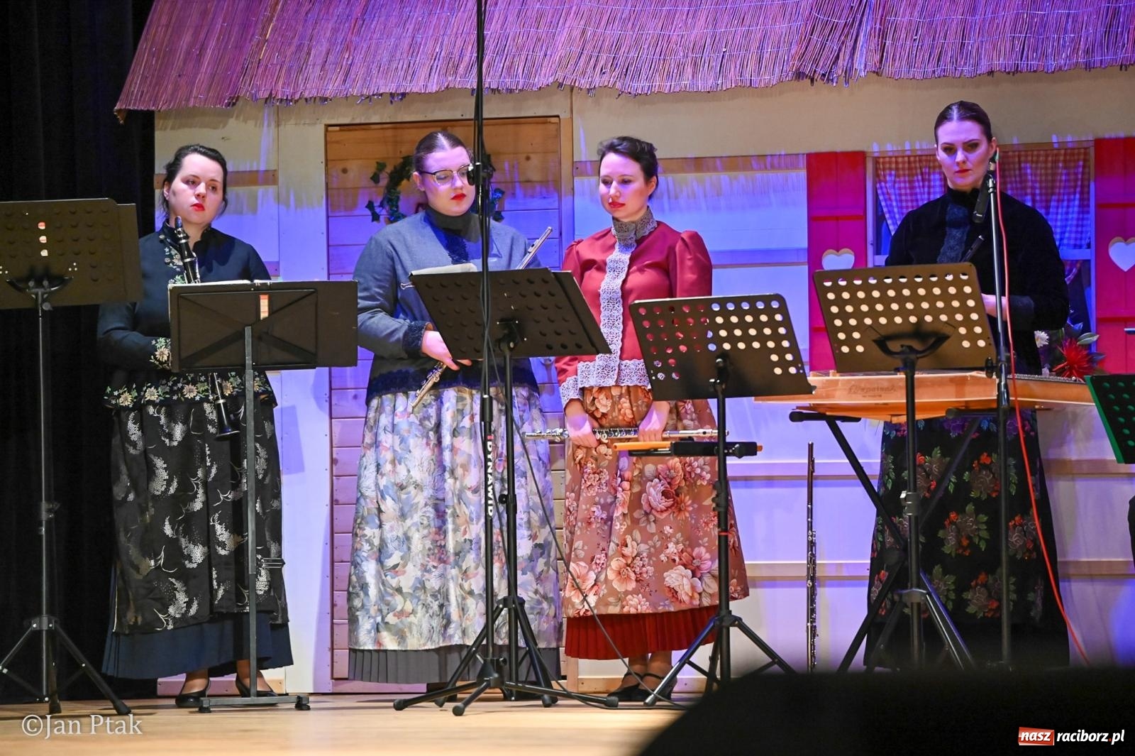 Zdjęcie w galerii na portalu naszraciborz.pl: Taneczna podróż przez siedem regionów Polski na deskach RCK wiadomości z regionu