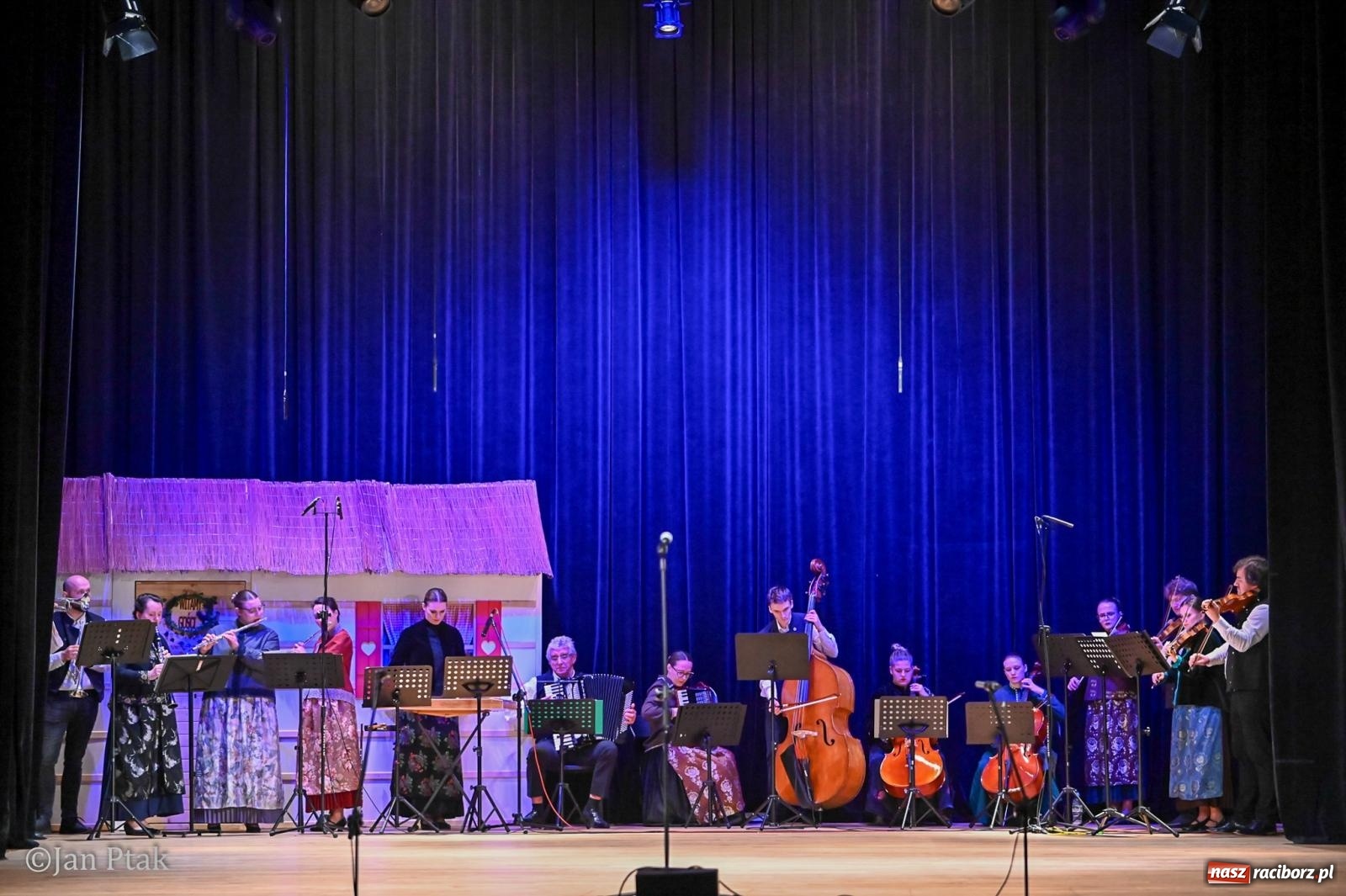 Zdjęcie w galerii na portalu naszraciborz.pl: Taneczna podróż przez siedem regionów Polski na deskach RCK wiadomości z regionu