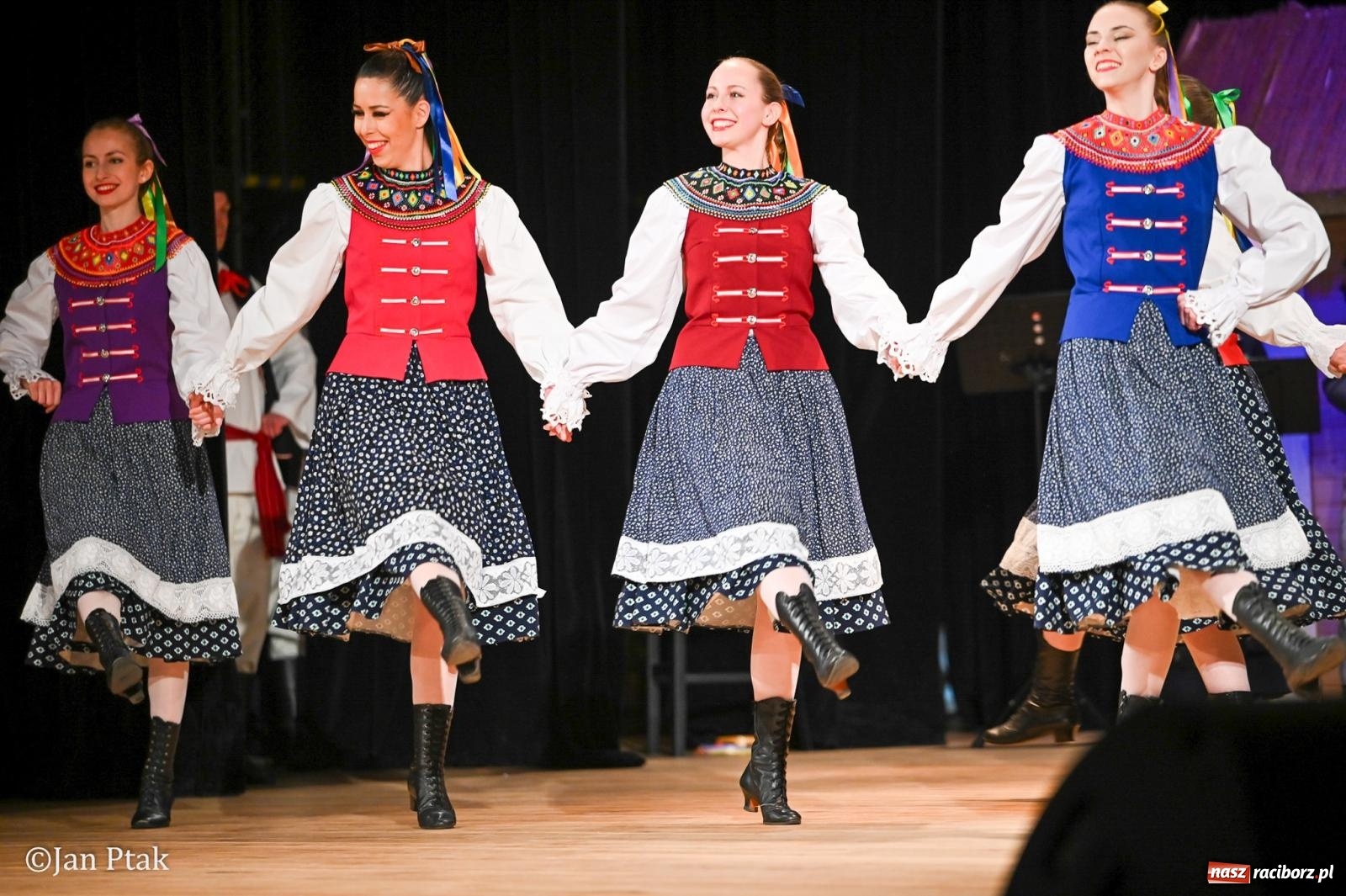 Zdjęcie w galerii na portalu naszraciborz.pl: Taneczna podróż przez siedem regionów Polski na deskach RCK wiadomości z regionu