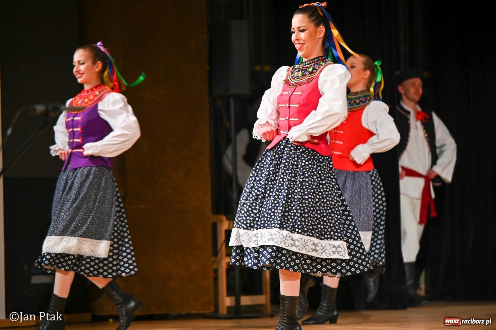 Zdjęcie w galerii na portalu naszraciborz.pl: Taneczna podróż przez siedem regionów Polski na deskach RCK wiadomości z regionu
