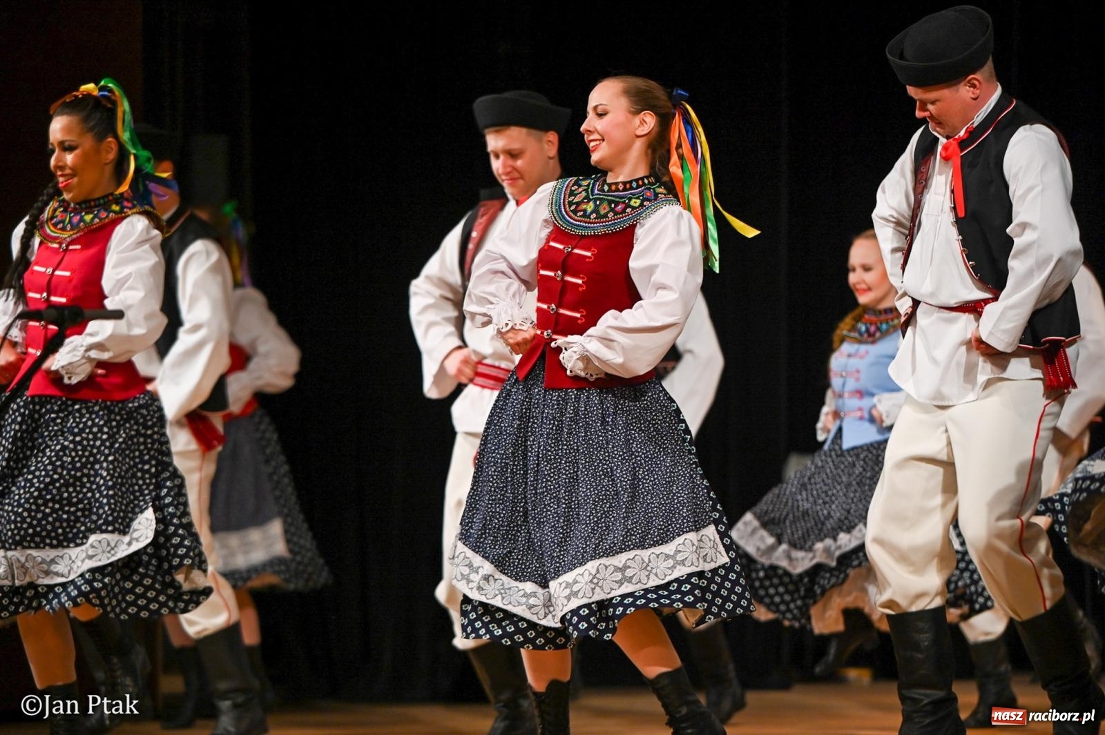 Zdjęcie w galerii na portalu naszraciborz.pl: Taneczna podróż przez siedem regionów Polski na deskach RCK wiadomości z regionu