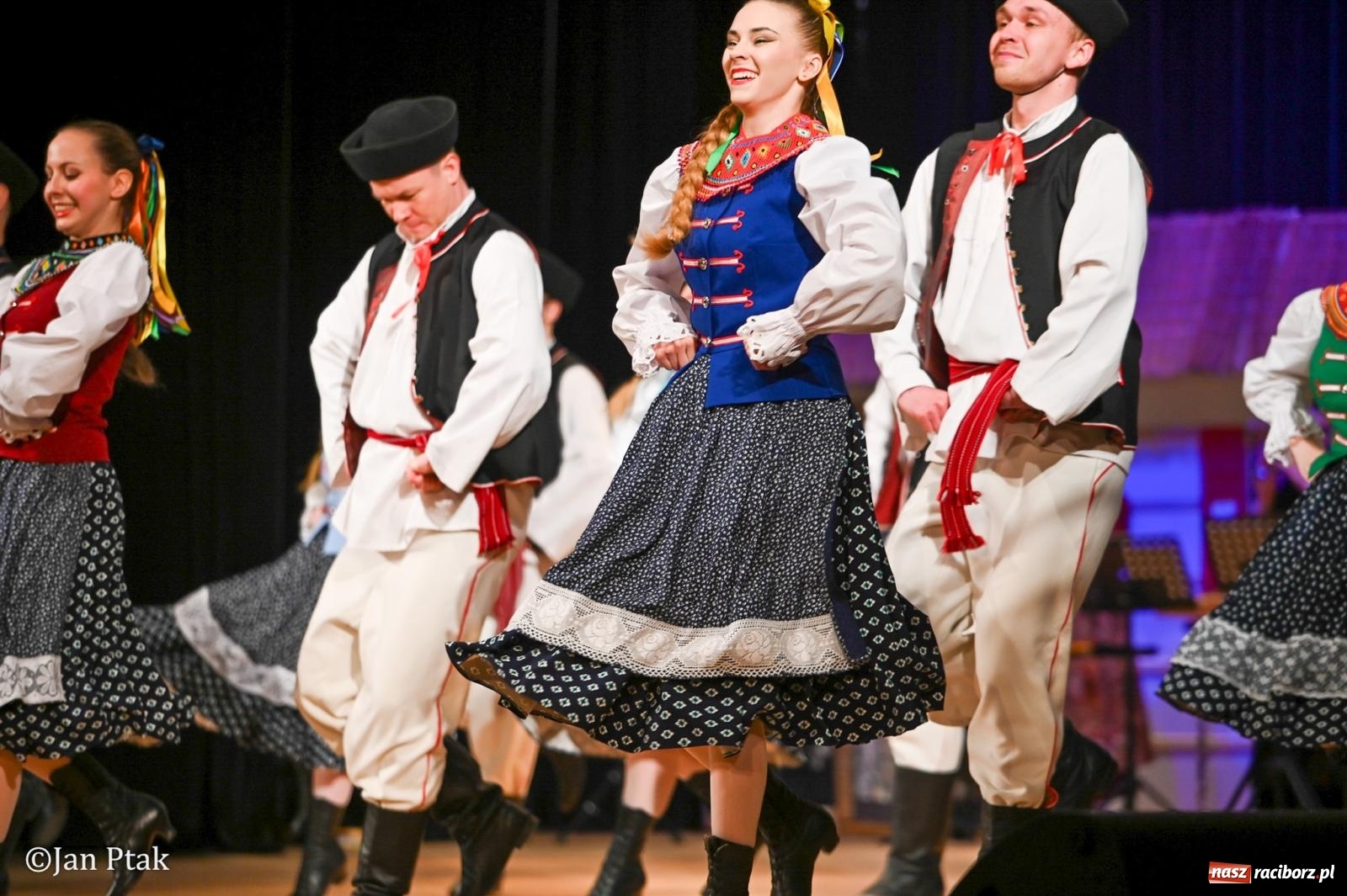 Zdjęcie w galerii na portalu naszraciborz.pl: Taneczna podróż przez siedem regionów Polski na deskach RCK wiadomości z regionu
