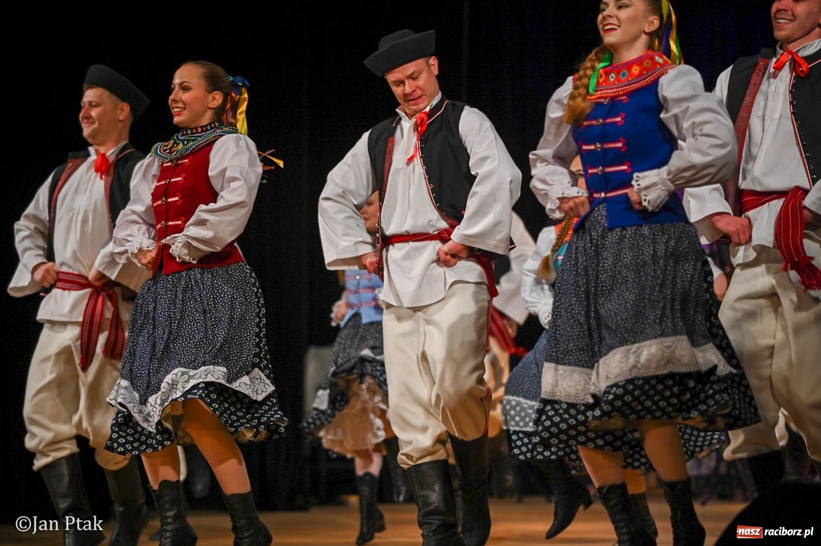 Zdjęcie w galerii na portalu naszraciborz.pl: Taneczna podróż przez siedem regionów Polski na deskach RCK wiadomości z regionu