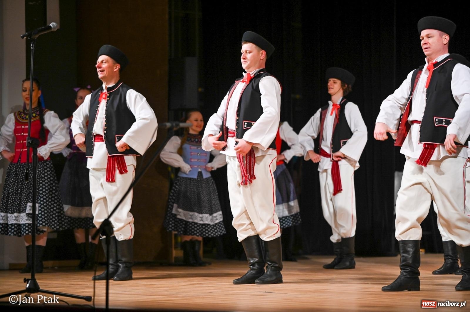 Zdjęcie w galerii na portalu naszraciborz.pl: Taneczna podróż przez siedem regionów Polski na deskach RCK wiadomości z regionu