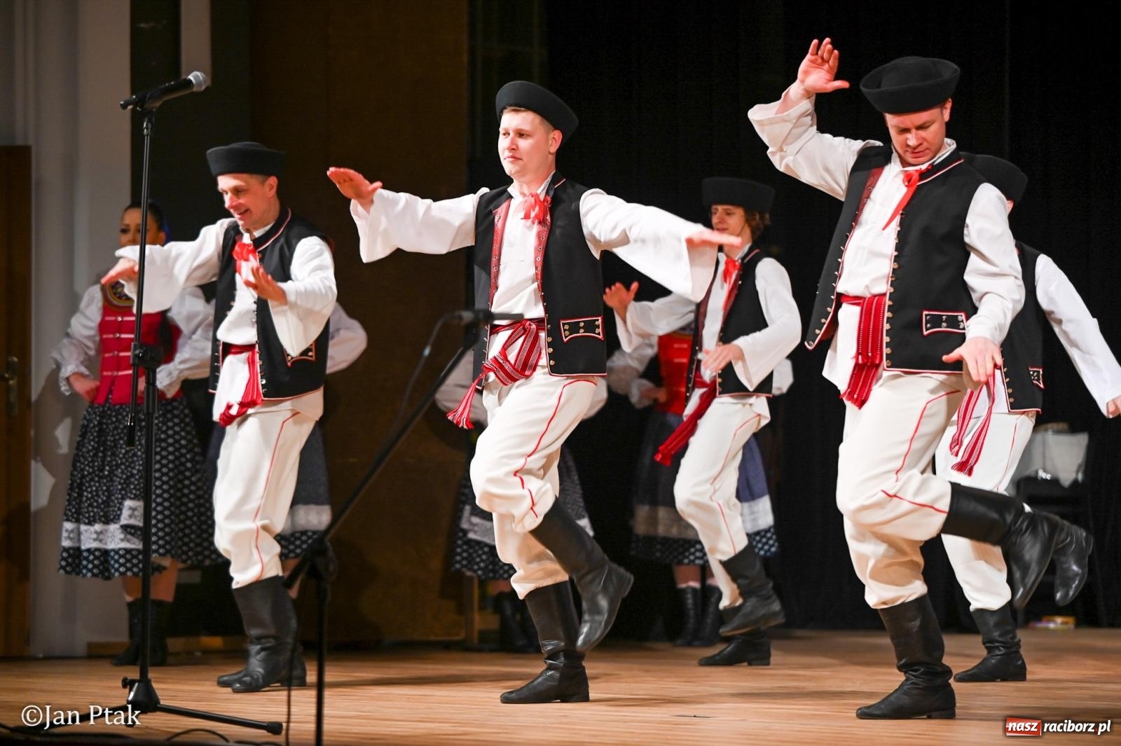 Zdjęcie w galerii na portalu naszraciborz.pl: Taneczna podróż przez siedem regionów Polski na deskach RCK wiadomości z regionu