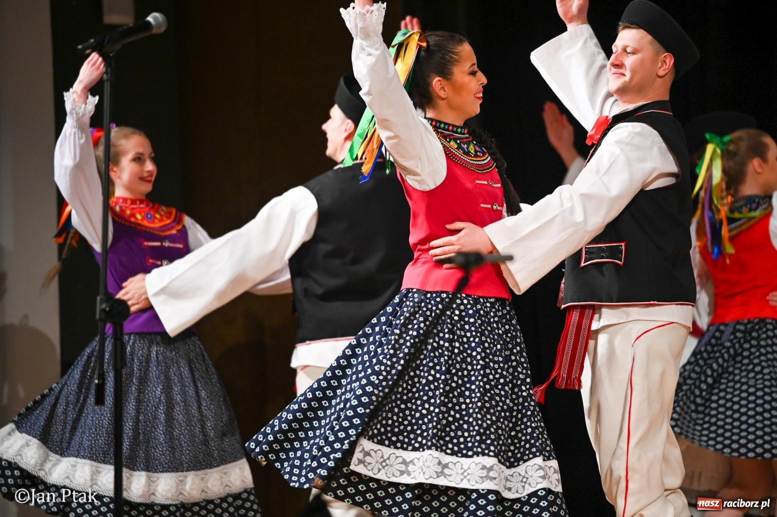 Zdjęcie w galerii na portalu naszraciborz.pl: Taneczna podróż przez siedem regionów Polski na deskach RCK wiadomości z regionu