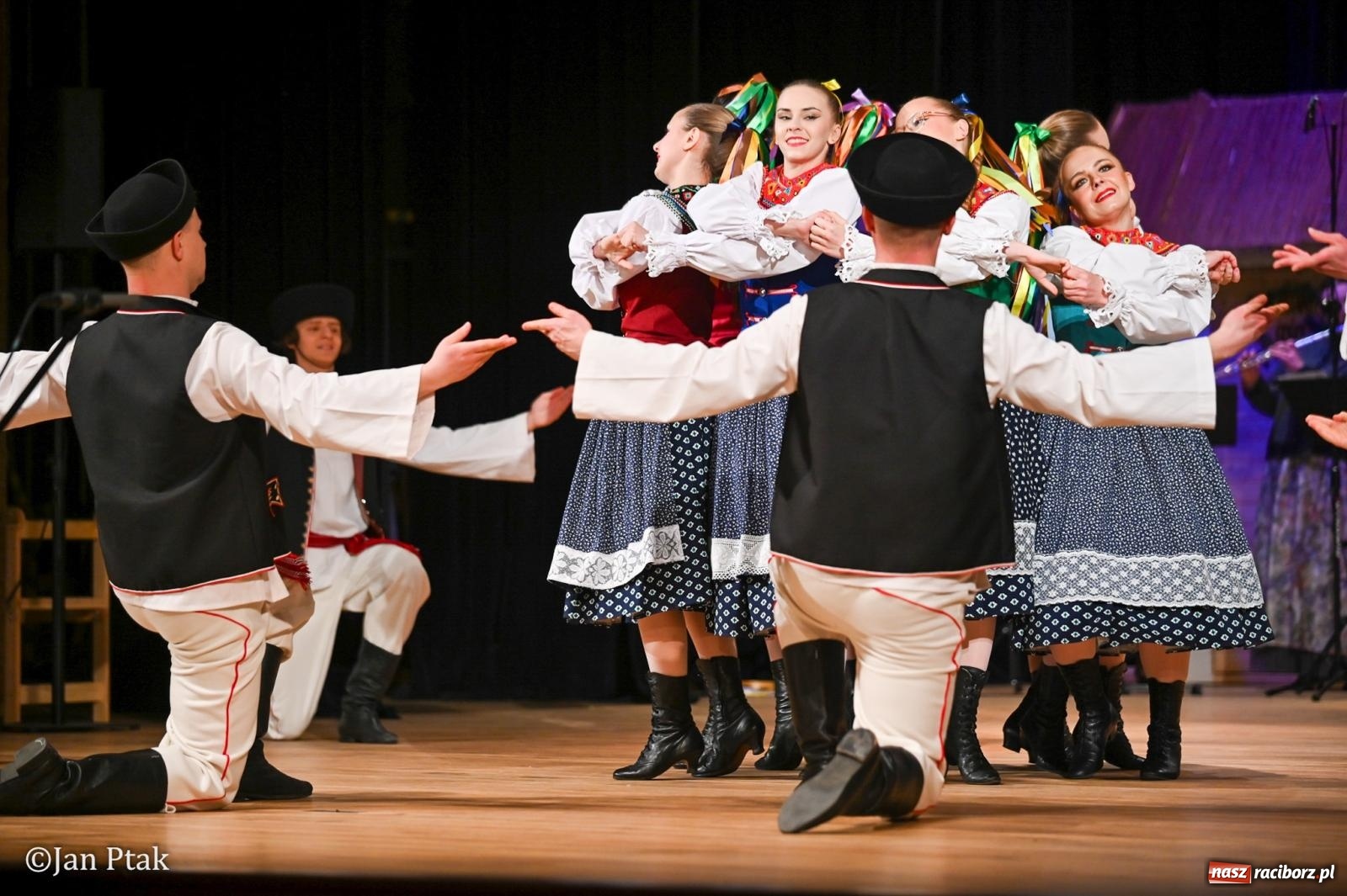 Zdjęcie w galerii na portalu naszraciborz.pl: Taneczna podróż przez siedem regionów Polski na deskach RCK wiadomości z regionu