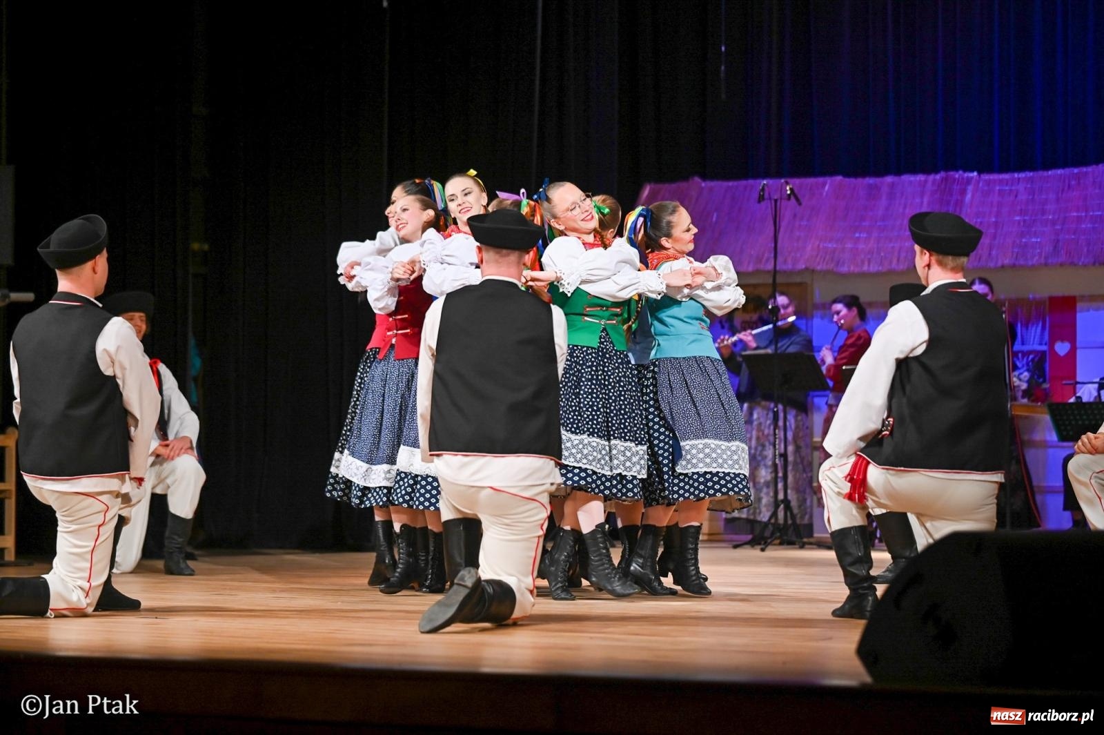 Zdjęcie w galerii na portalu naszraciborz.pl: Taneczna podróż przez siedem regionów Polski na deskach RCK wiadomości z regionu