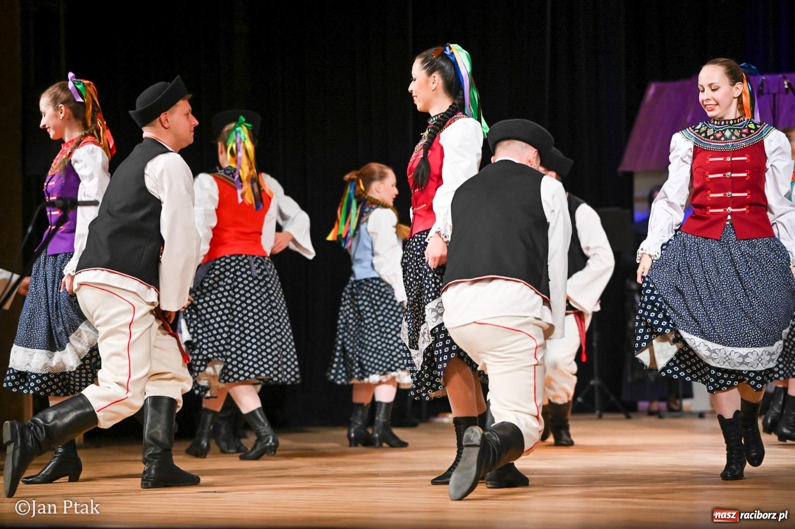 Zdjęcie w galerii na portalu naszraciborz.pl: Taneczna podróż przez siedem regionów Polski na deskach RCK wiadomości z regionu