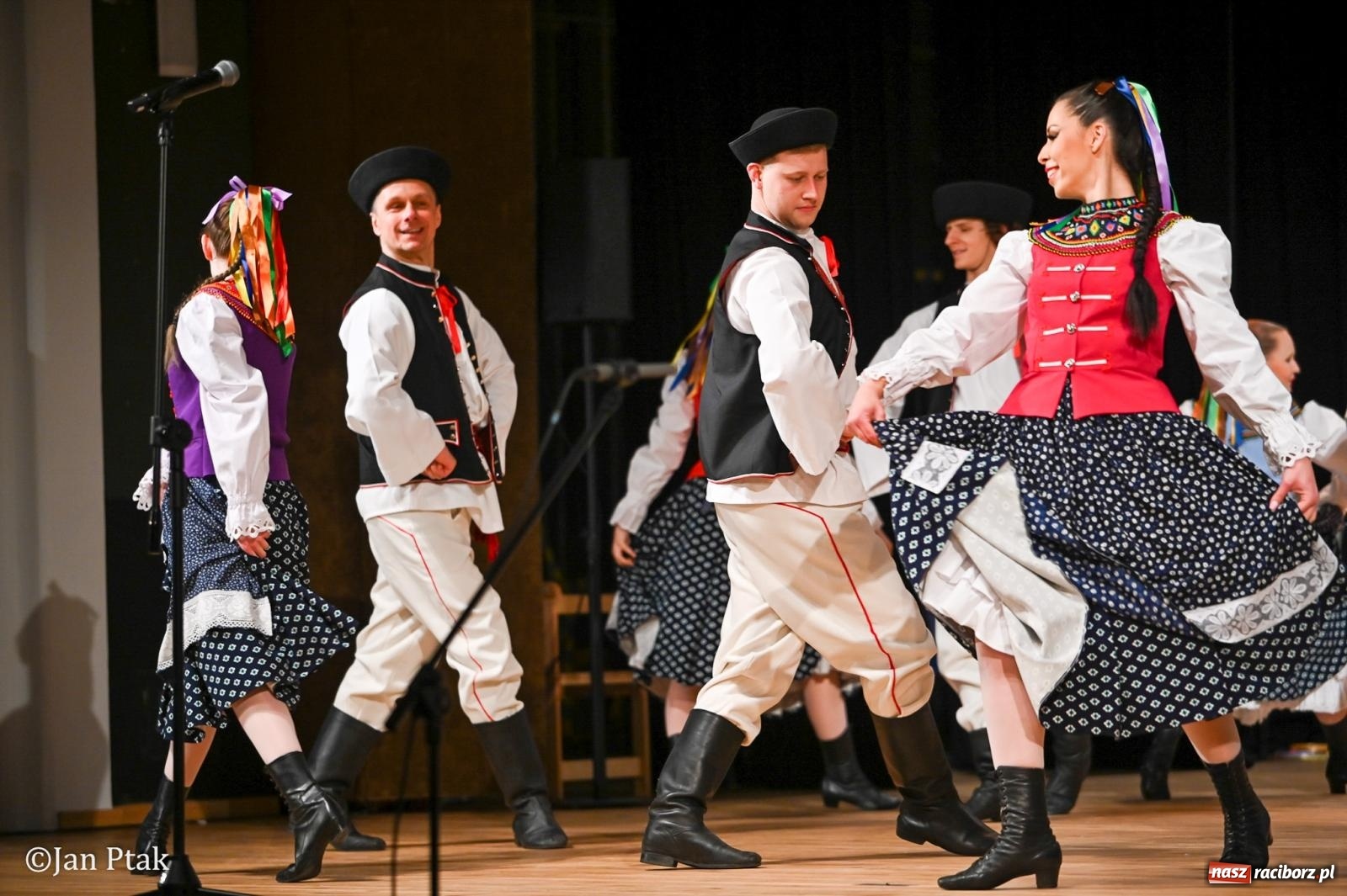 Zdjęcie w galerii na portalu naszraciborz.pl: Taneczna podróż przez siedem regionów Polski na deskach RCK wiadomości z regionu