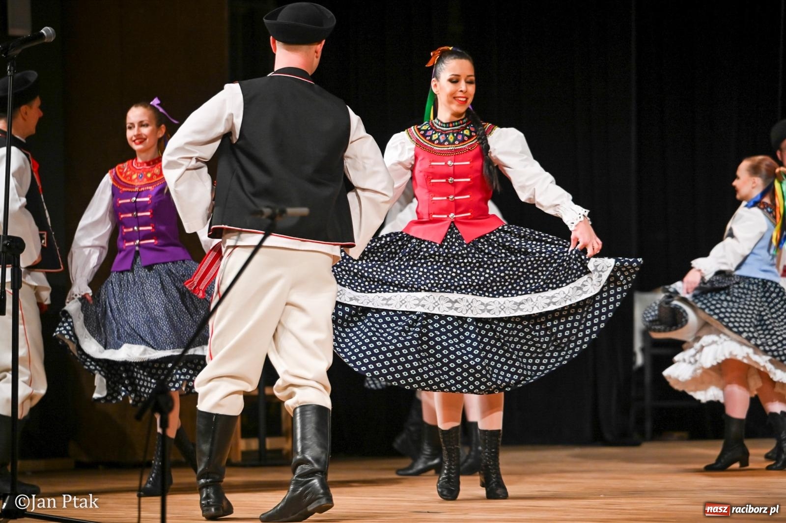 Zdjęcie w galerii na portalu naszraciborz.pl: Taneczna podróż przez siedem regionów Polski na deskach RCK wiadomości z regionu