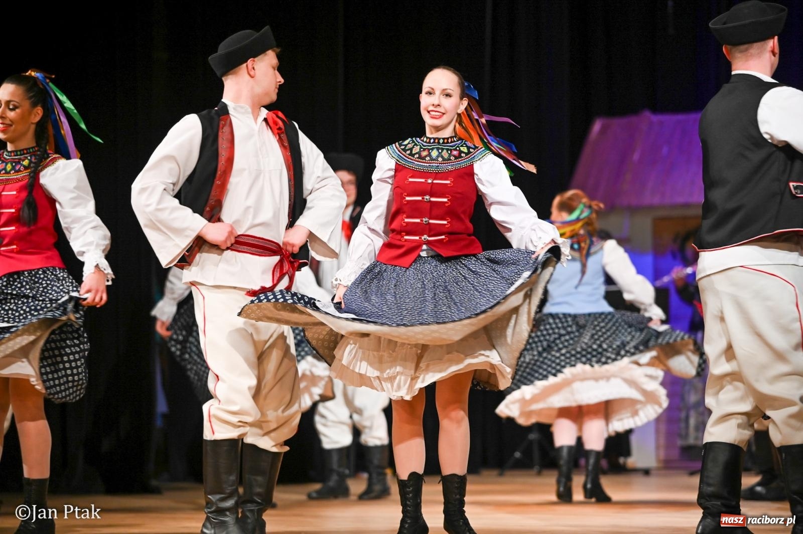 Zdjęcie w galerii na portalu naszraciborz.pl: Taneczna podróż przez siedem regionów Polski na deskach RCK wiadomości z regionu