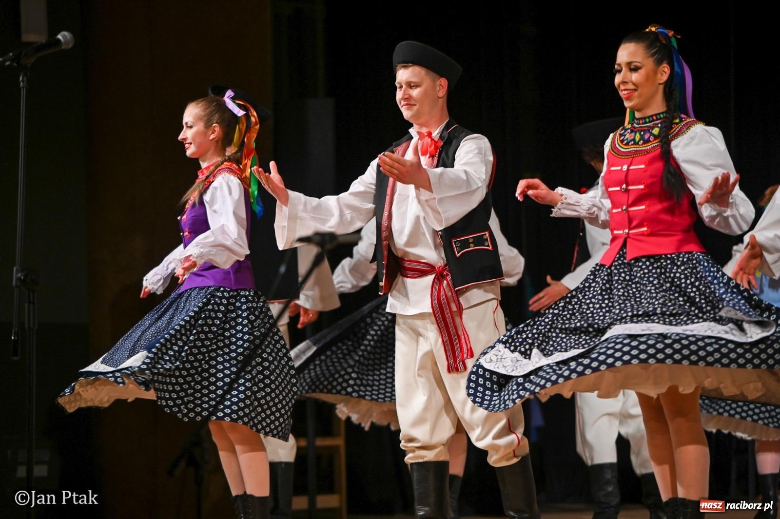 Zdjęcie w galerii na portalu naszraciborz.pl: Taneczna podróż przez siedem regionów Polski na deskach RCK wiadomości z regionu