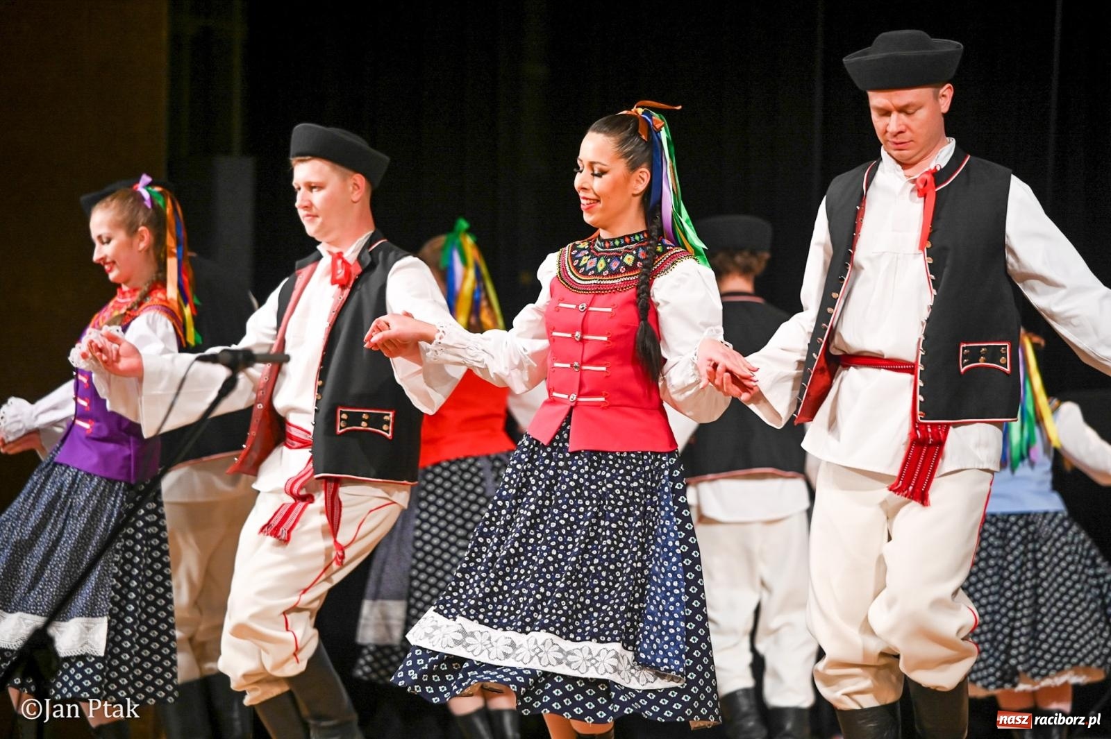 Zdjęcie w galerii na portalu naszraciborz.pl: Taneczna podróż przez siedem regionów Polski na deskach RCK wiadomości z regionu