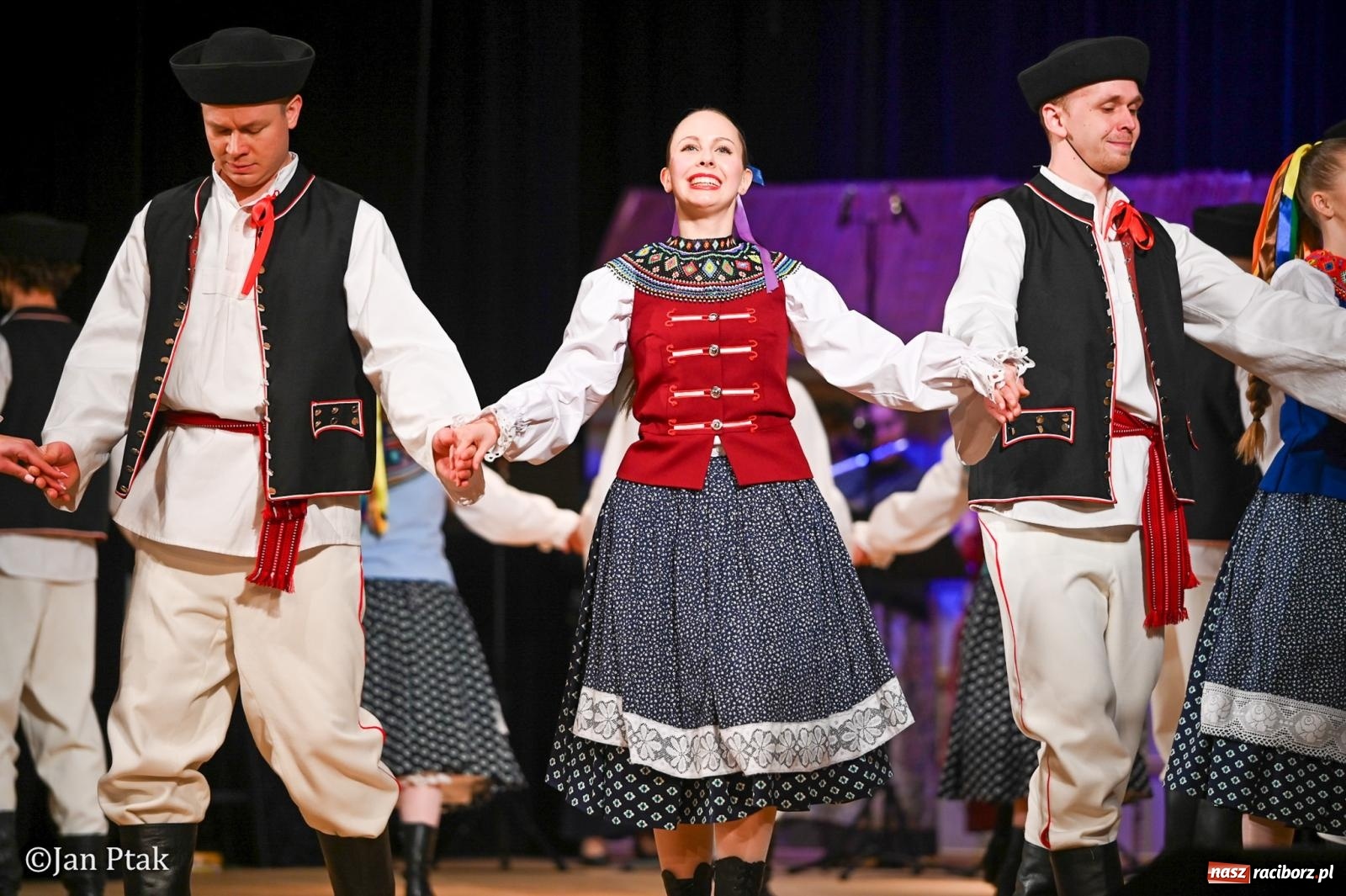 Zdjęcie w galerii na portalu naszraciborz.pl: Taneczna podróż przez siedem regionów Polski na deskach RCK wiadomości z regionu