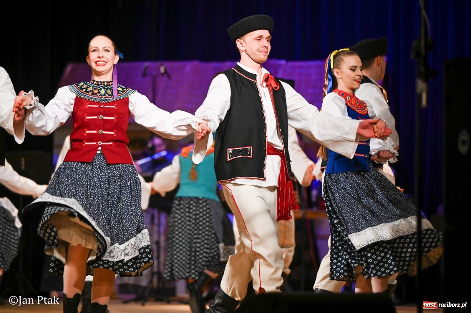 Zdjęcie w galerii na portalu naszraciborz.pl: Taneczna podróż przez siedem regionów Polski na deskach RCK wiadomości z regionu