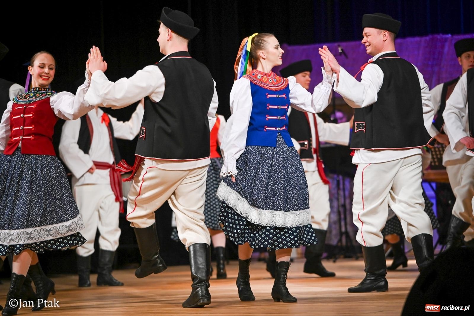 Zdjęcie w galerii na portalu naszraciborz.pl: Taneczna podróż przez siedem regionów Polski na deskach RCK wiadomości z regionu