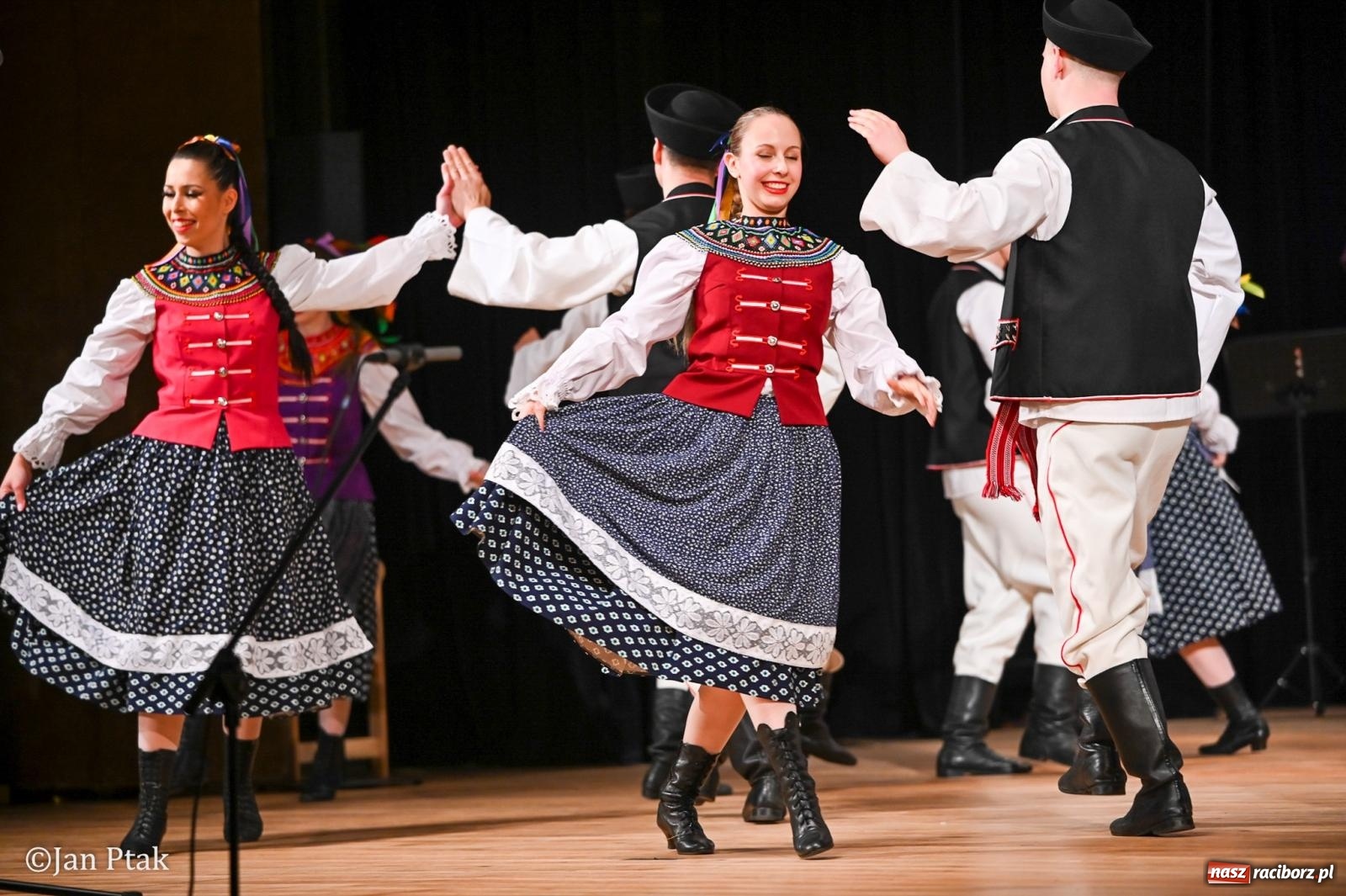 Zdjęcie w galerii na portalu naszraciborz.pl: Taneczna podróż przez siedem regionów Polski na deskach RCK wiadomości z regionu