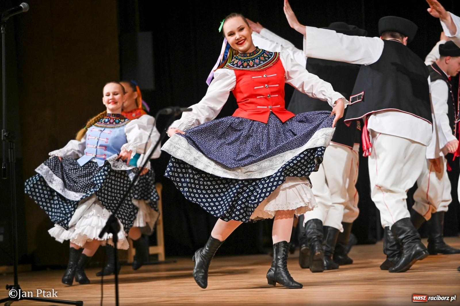 Zdjęcie w galerii na portalu naszraciborz.pl: Taneczna podróż przez siedem regionów Polski na deskach RCK wiadomości z regionu