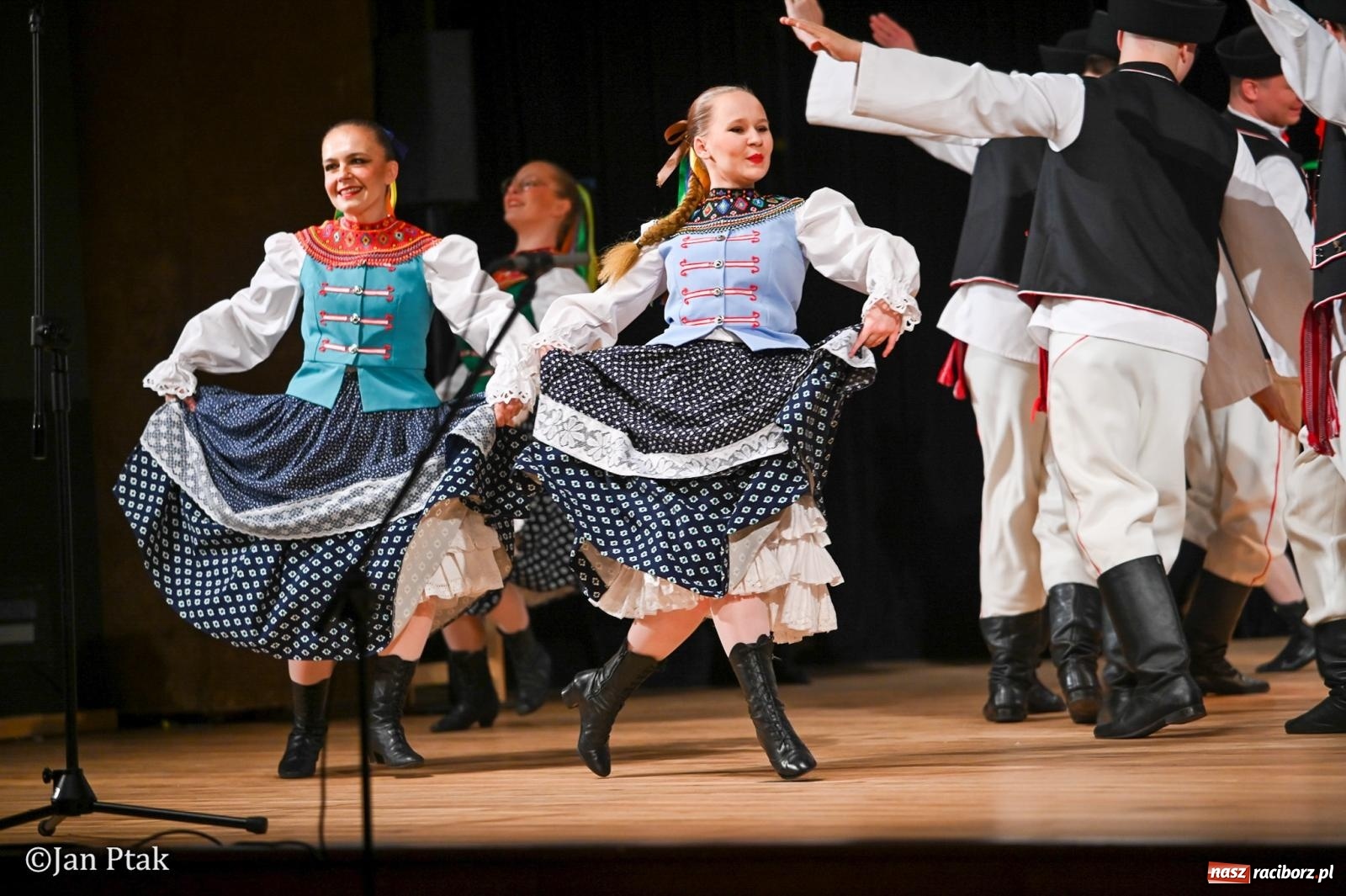 Zdjęcie w galerii na portalu naszraciborz.pl: Taneczna podróż przez siedem regionów Polski na deskach RCK wiadomości z regionu