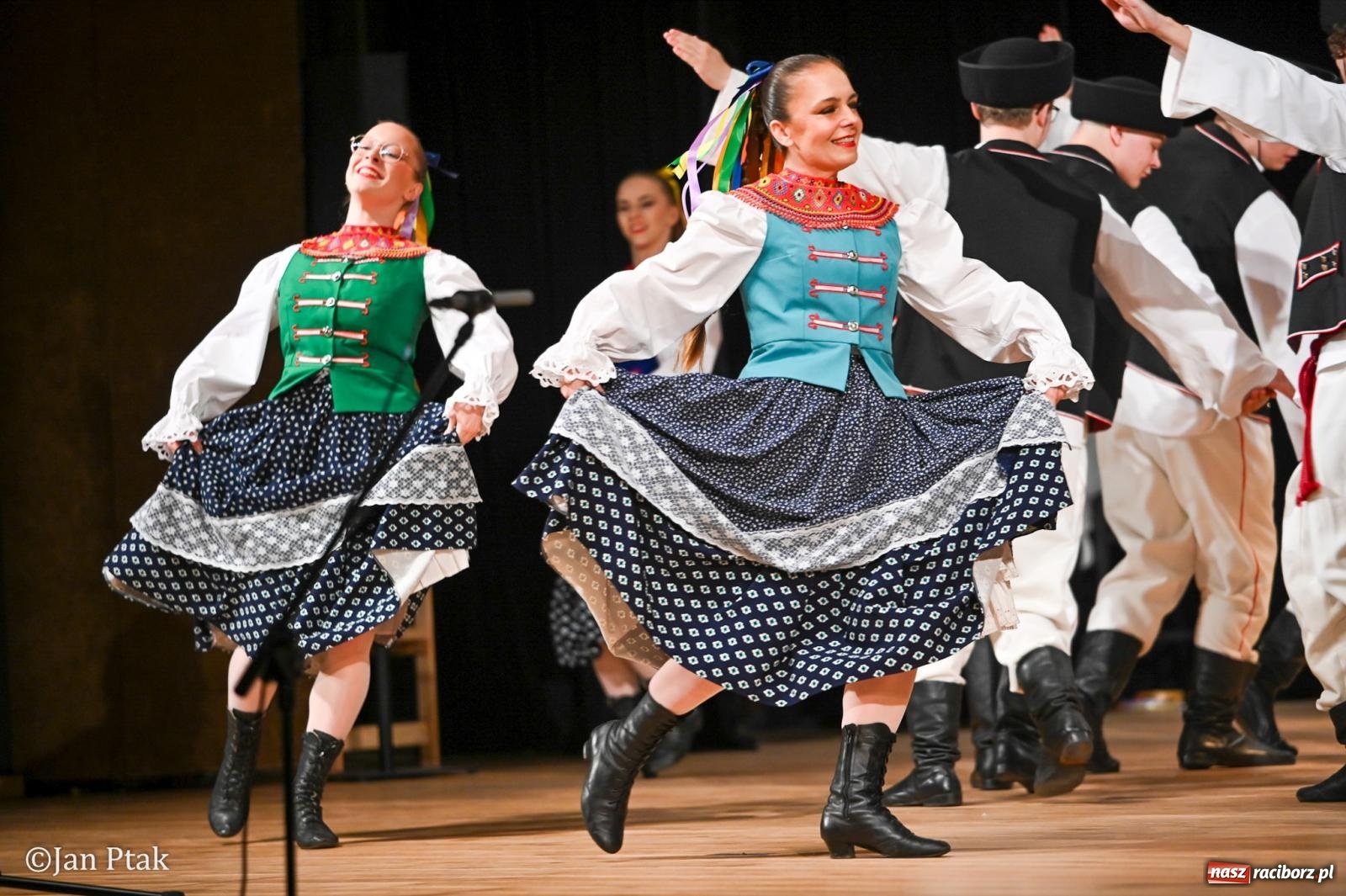 Zdjęcie w galerii na portalu naszraciborz.pl: Taneczna podróż przez siedem regionów Polski na deskach RCK wiadomości z regionu