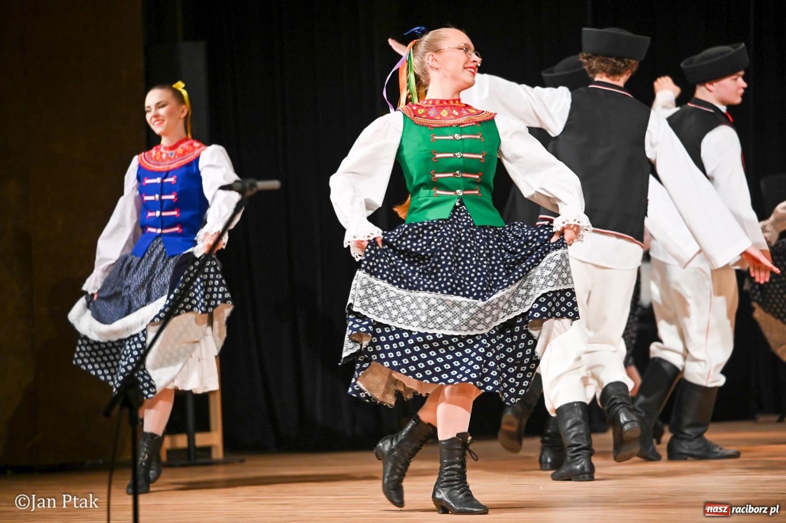 Zdjęcie w galerii na portalu naszraciborz.pl: Taneczna podróż przez siedem regionów Polski na deskach RCK wiadomości z regionu