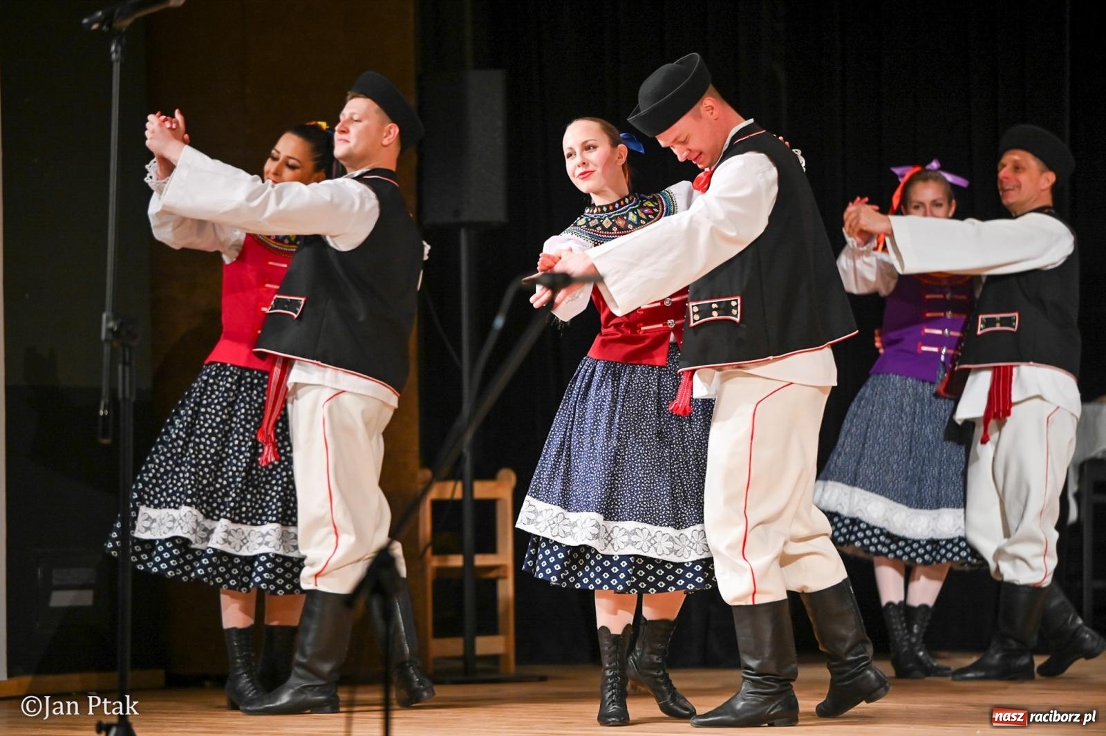 Zdjęcie w galerii na portalu naszraciborz.pl: Taneczna podróż przez siedem regionów Polski na deskach RCK wiadomości z regionu