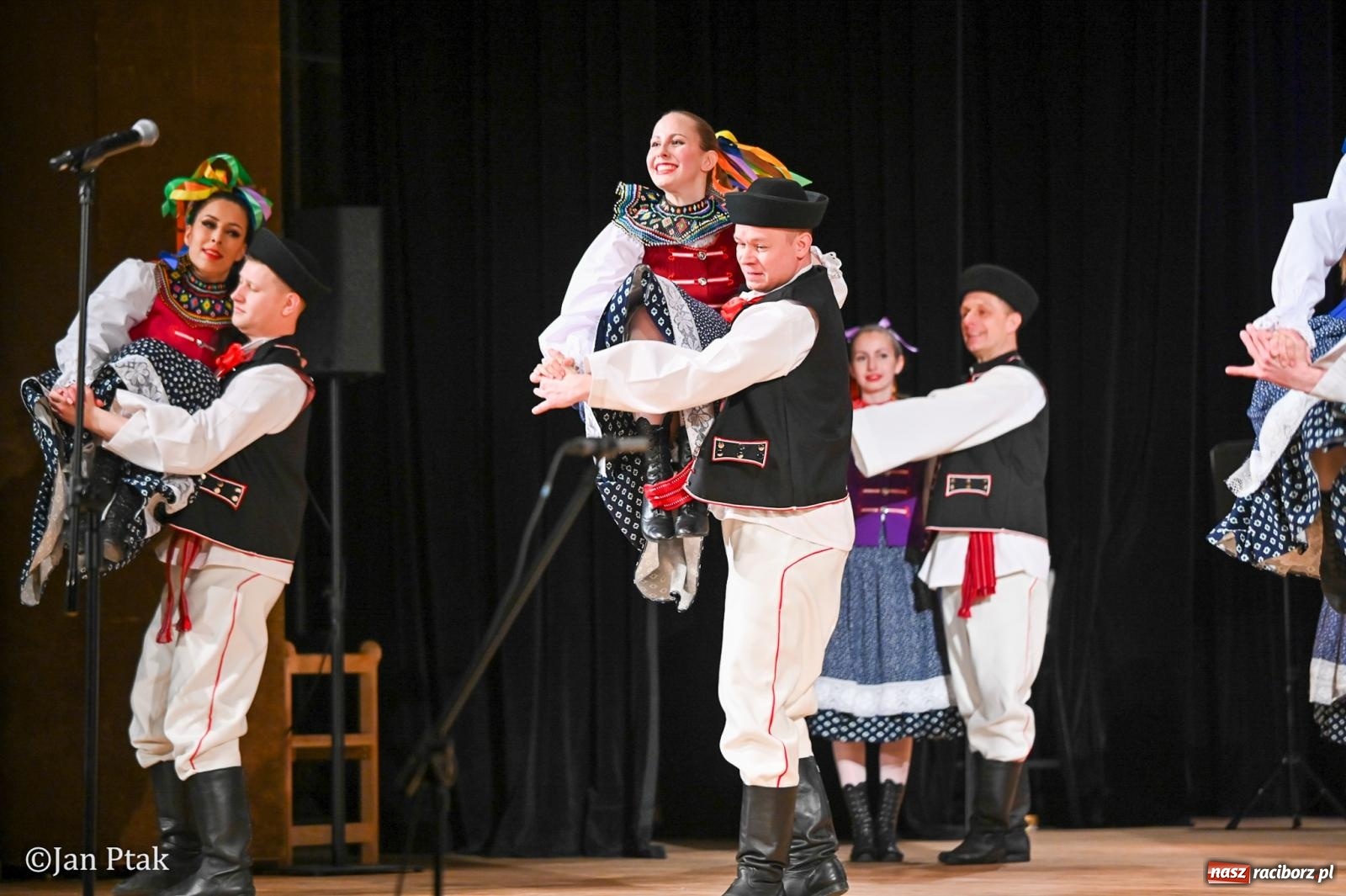 Zdjęcie w galerii na portalu naszraciborz.pl: Taneczna podróż przez siedem regionów Polski na deskach RCK wiadomości z regionu