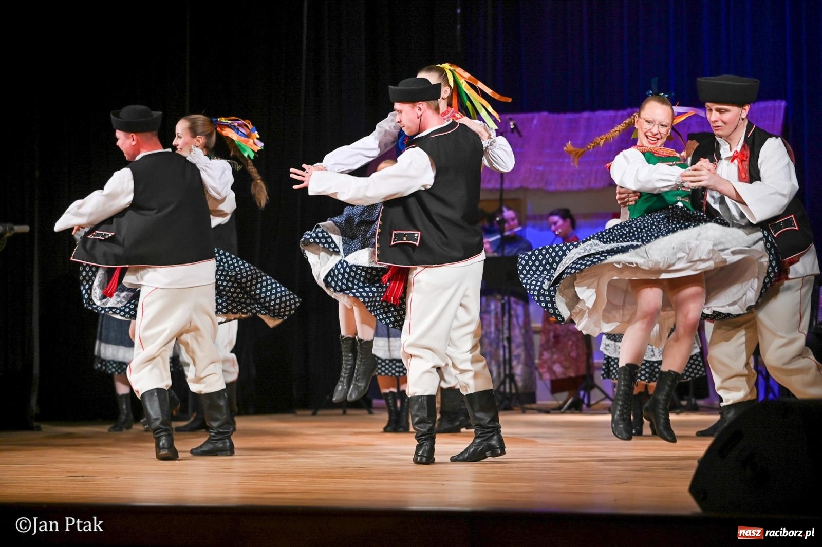 Zdjęcie w galerii na portalu naszraciborz.pl: Taneczna podróż przez siedem regionów Polski na deskach RCK wiadomości z regionu