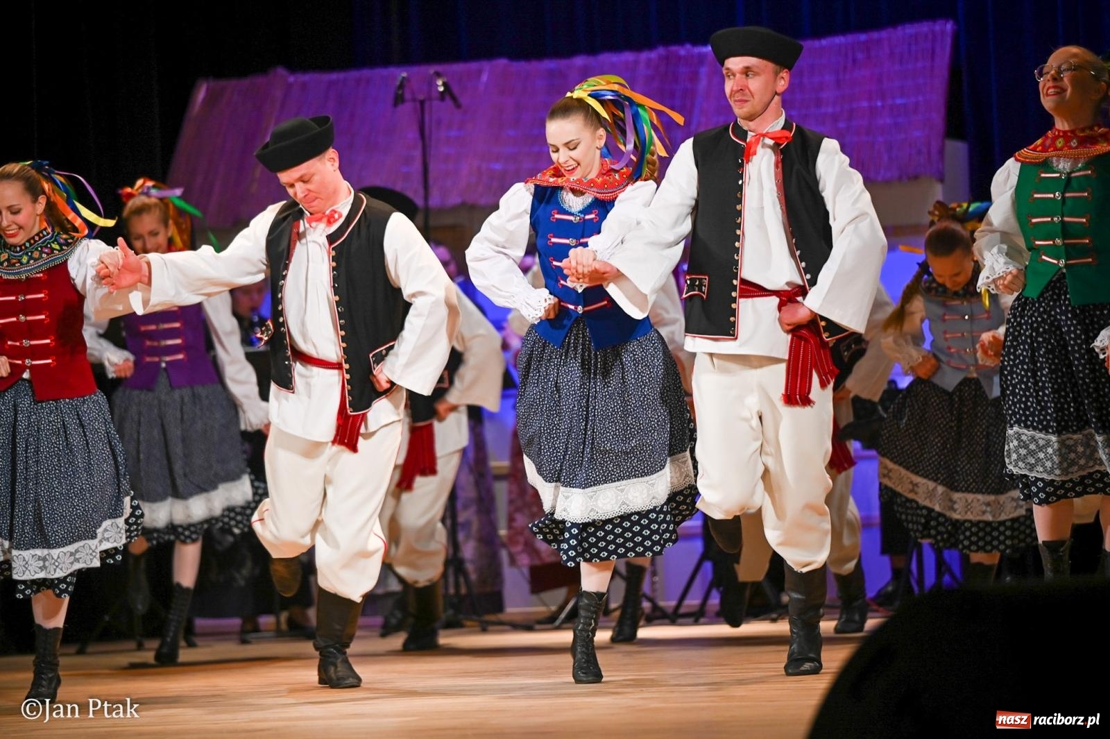 Zdjęcie w galerii na portalu naszraciborz.pl: Taneczna podróż przez siedem regionów Polski na deskach RCK wiadomości z regionu