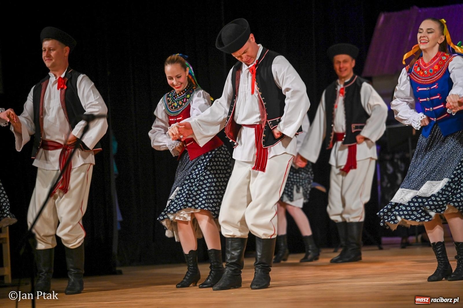 Zdjęcie w galerii na portalu naszraciborz.pl: Taneczna podróż przez siedem regionów Polski na deskach RCK wiadomości z regionu