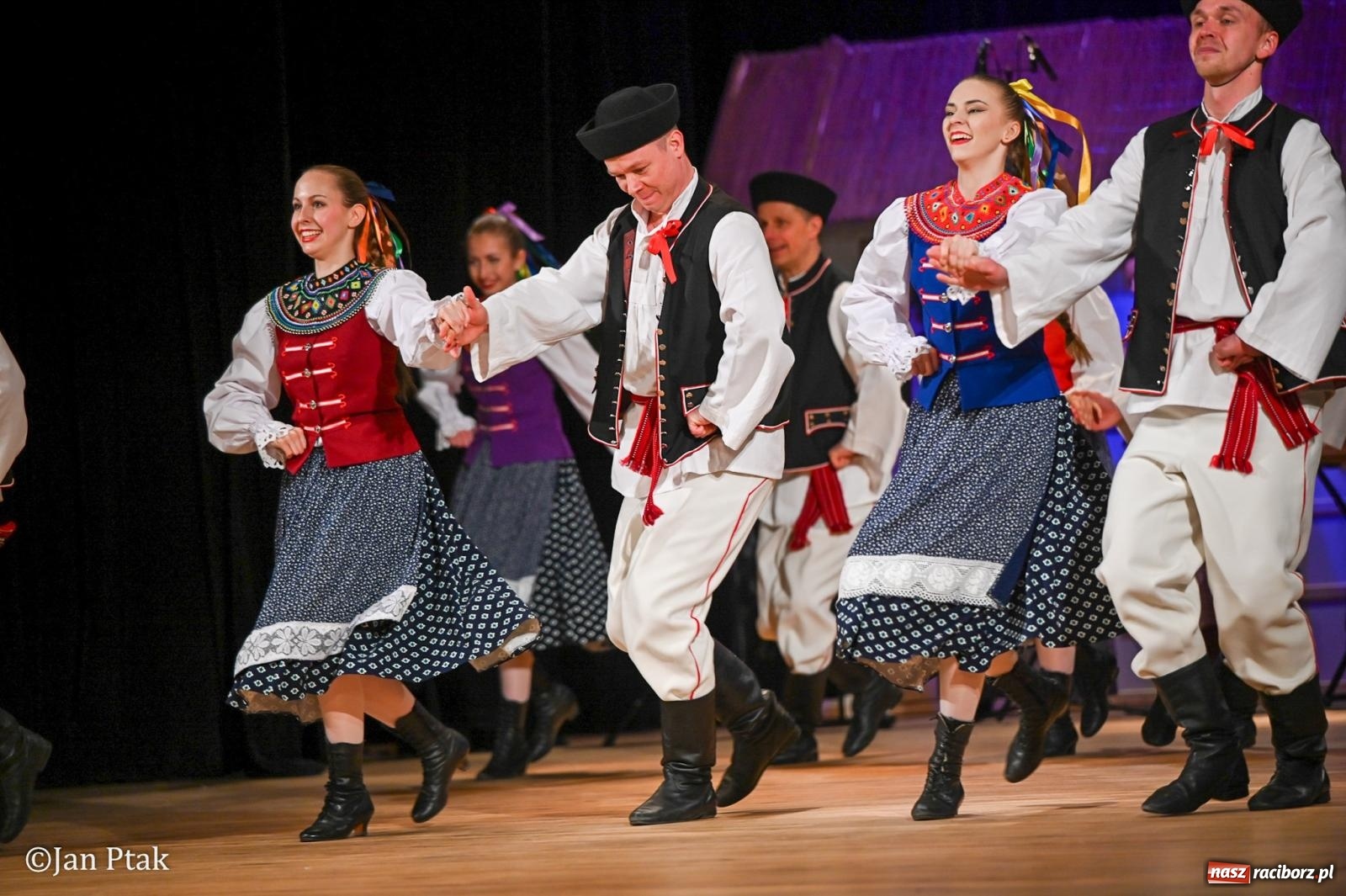 Zdjęcie w galerii na portalu naszraciborz.pl: Taneczna podróż przez siedem regionów Polski na deskach RCK wiadomości z regionu