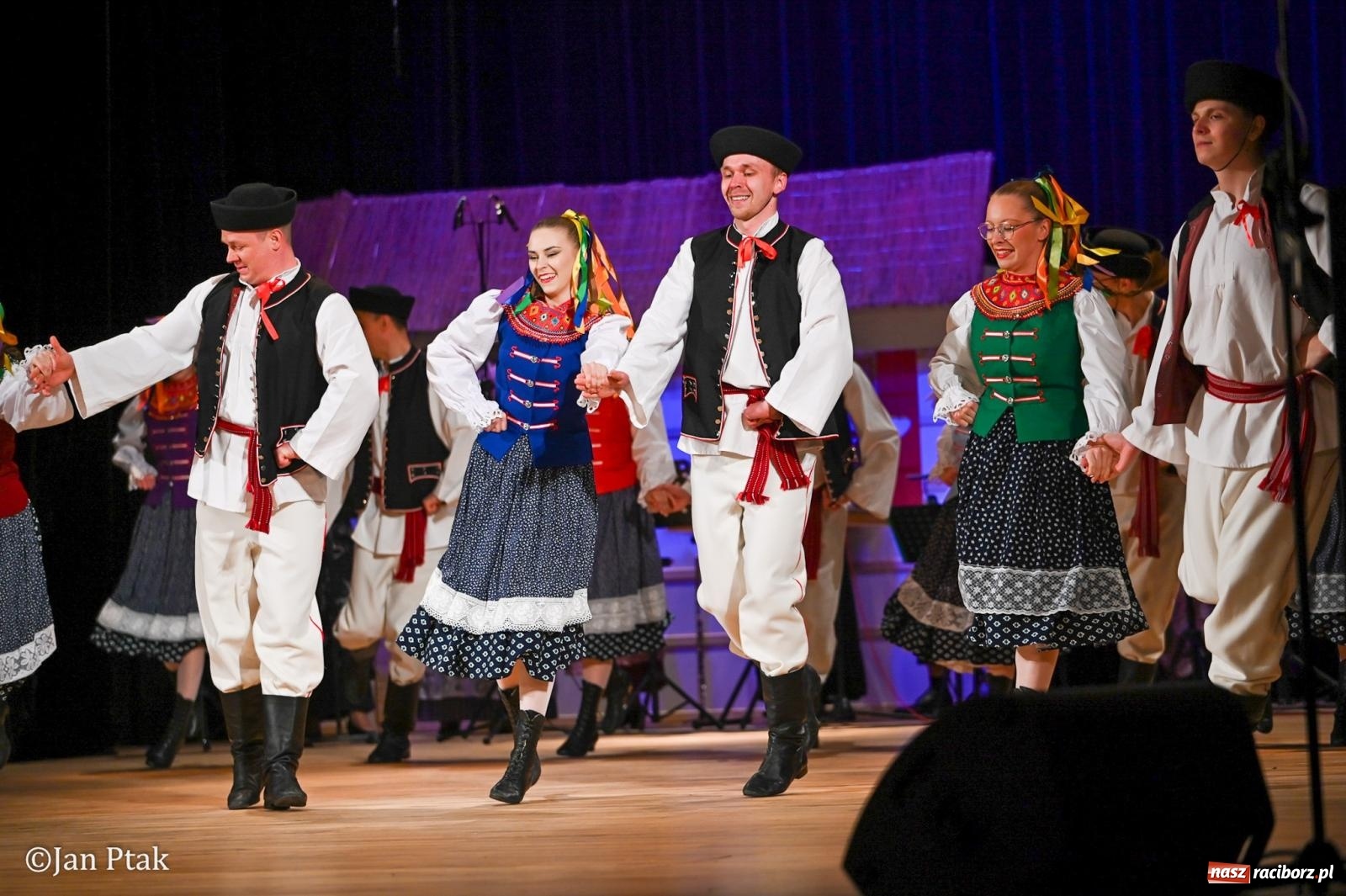 Zdjęcie w galerii na portalu naszraciborz.pl: Taneczna podróż przez siedem regionów Polski na deskach RCK wiadomości z regionu