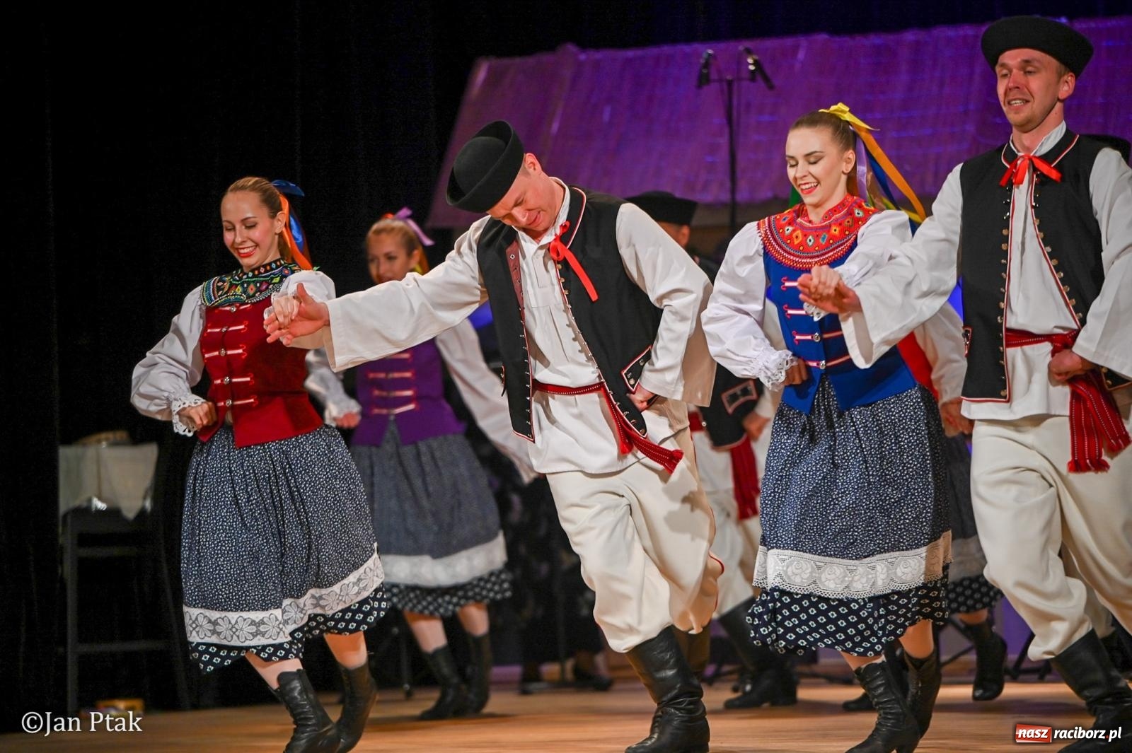 Zdjęcie w galerii na portalu naszraciborz.pl: Taneczna podróż przez siedem regionów Polski na deskach RCK wiadomości z regionu