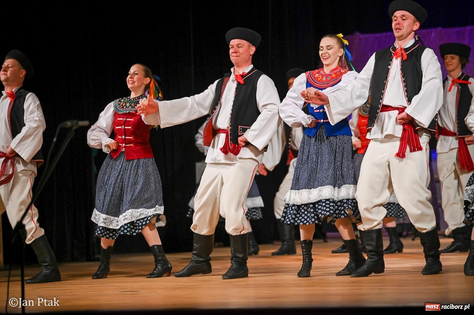 Zdjęcie w galerii na portalu naszraciborz.pl: Taneczna podróż przez siedem regionów Polski na deskach RCK wiadomości z regionu