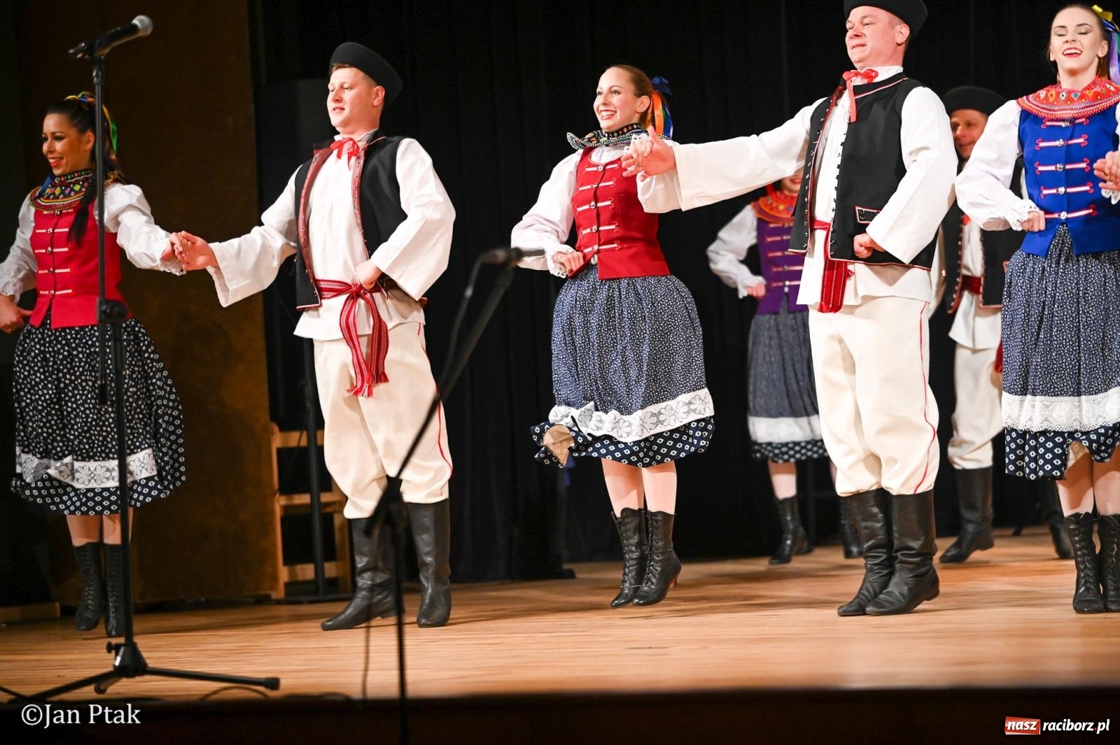 Zdjęcie w galerii na portalu naszraciborz.pl: Taneczna podróż przez siedem regionów Polski na deskach RCK wiadomości z regionu